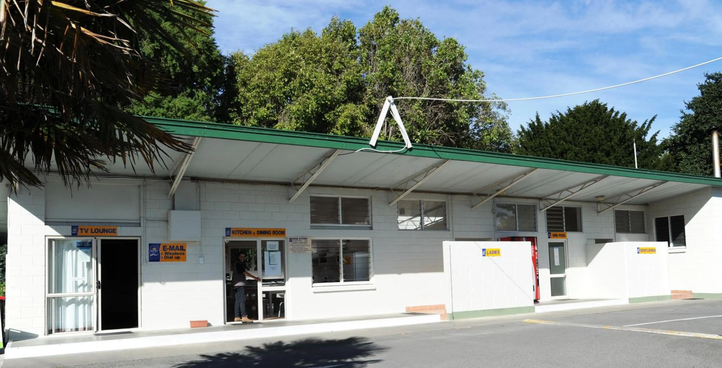 Communal lounge/ TV room in Blenheim Bridges Holiday Park