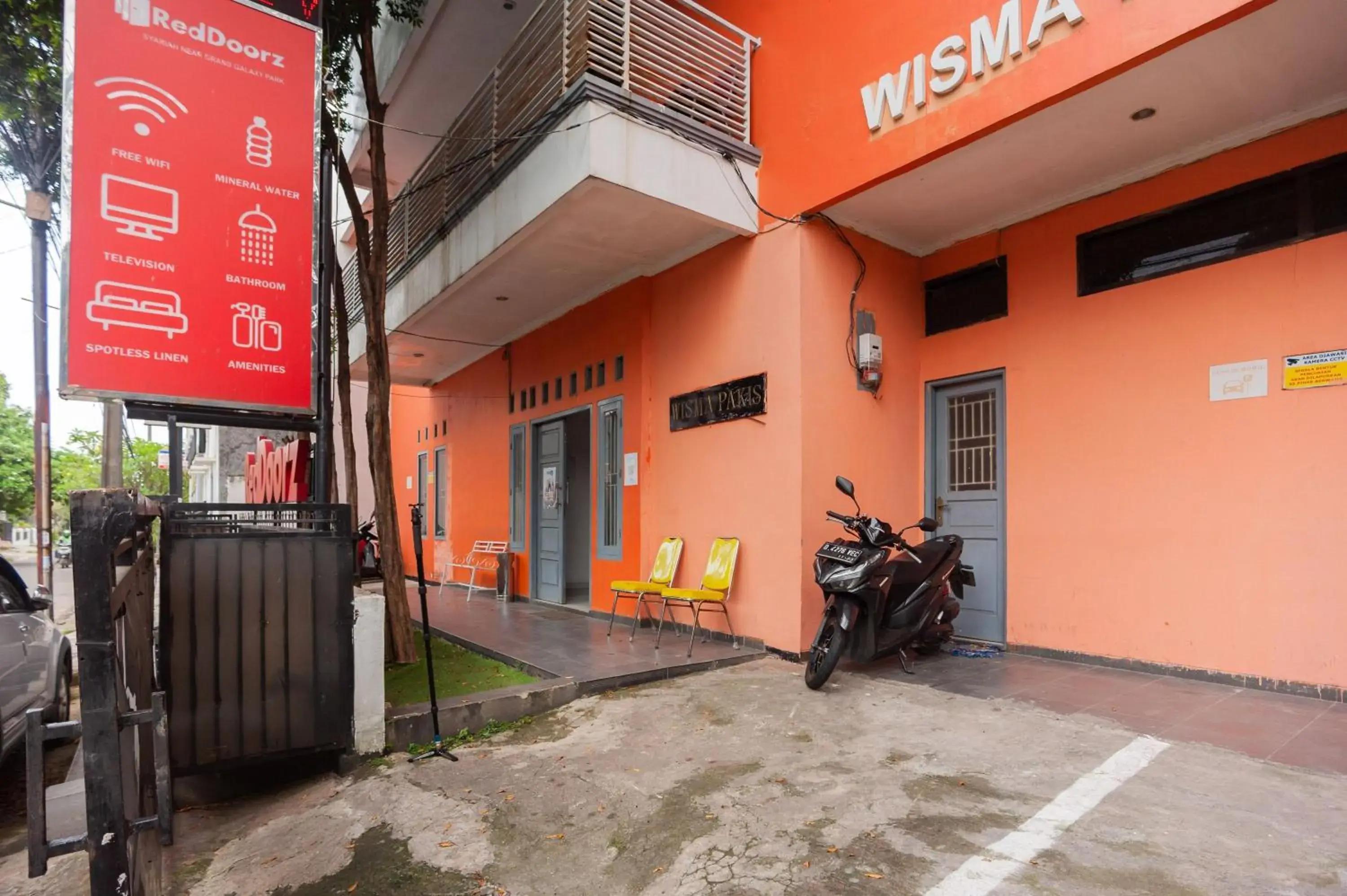 Property building in RedDoorz Syariah near Grand Galaxy Park Property building in RedDoorz Syariah near Grand Galaxy Park