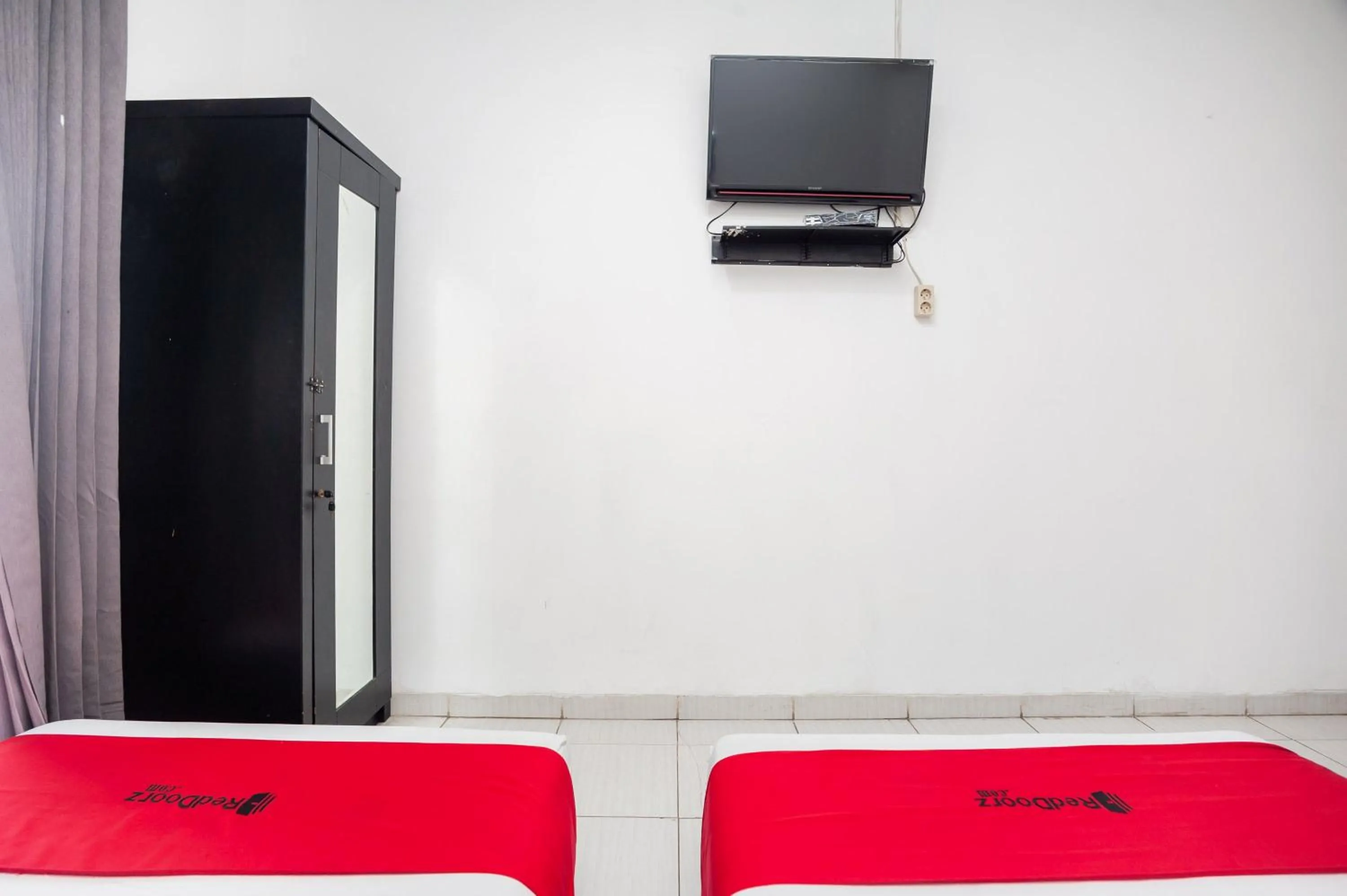 Bedroom in RedDoorz Syariah near Grand Galaxy Park