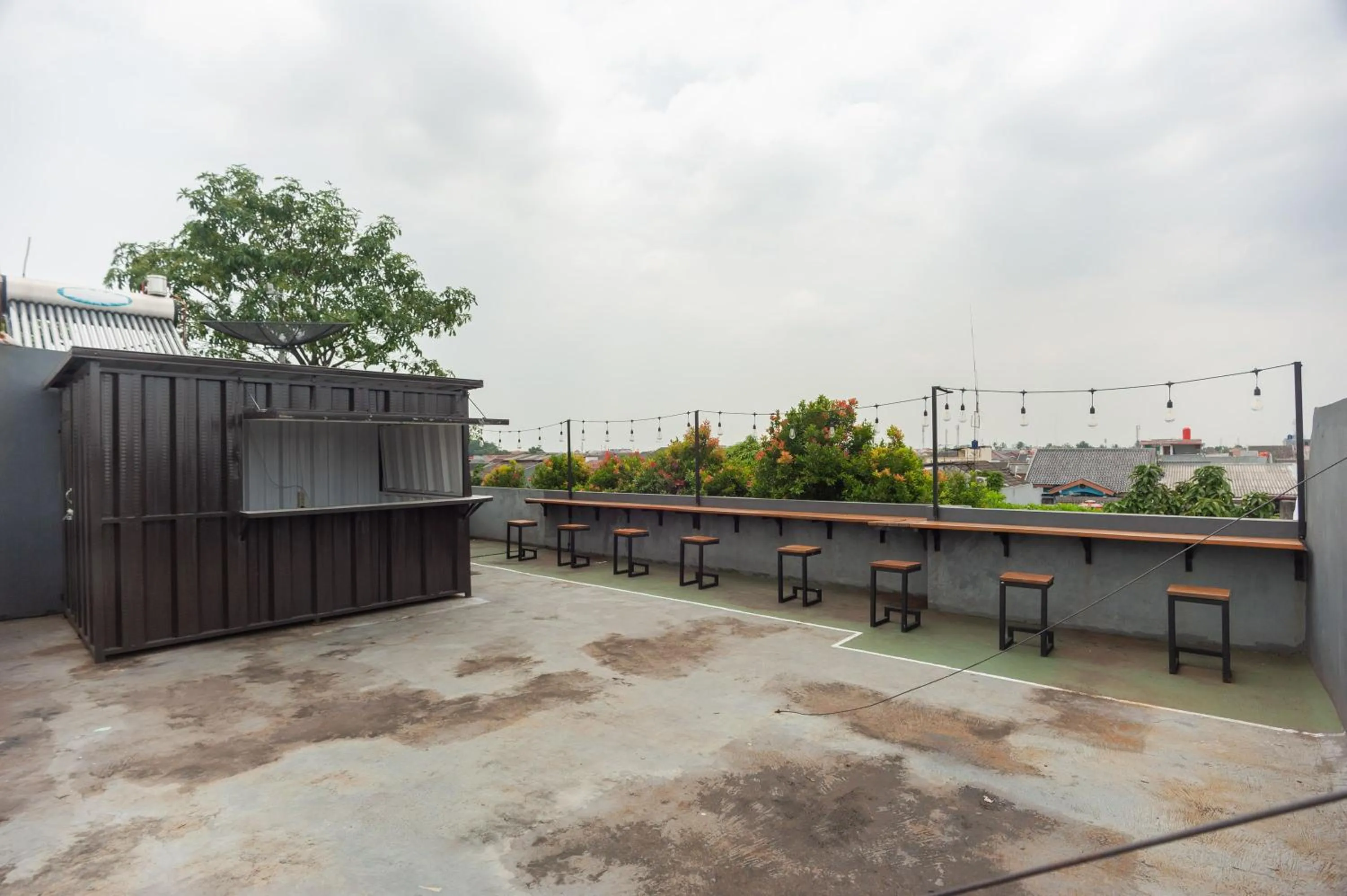 Balcony/Terrace in RedDoorz Syariah near Grand Galaxy Park