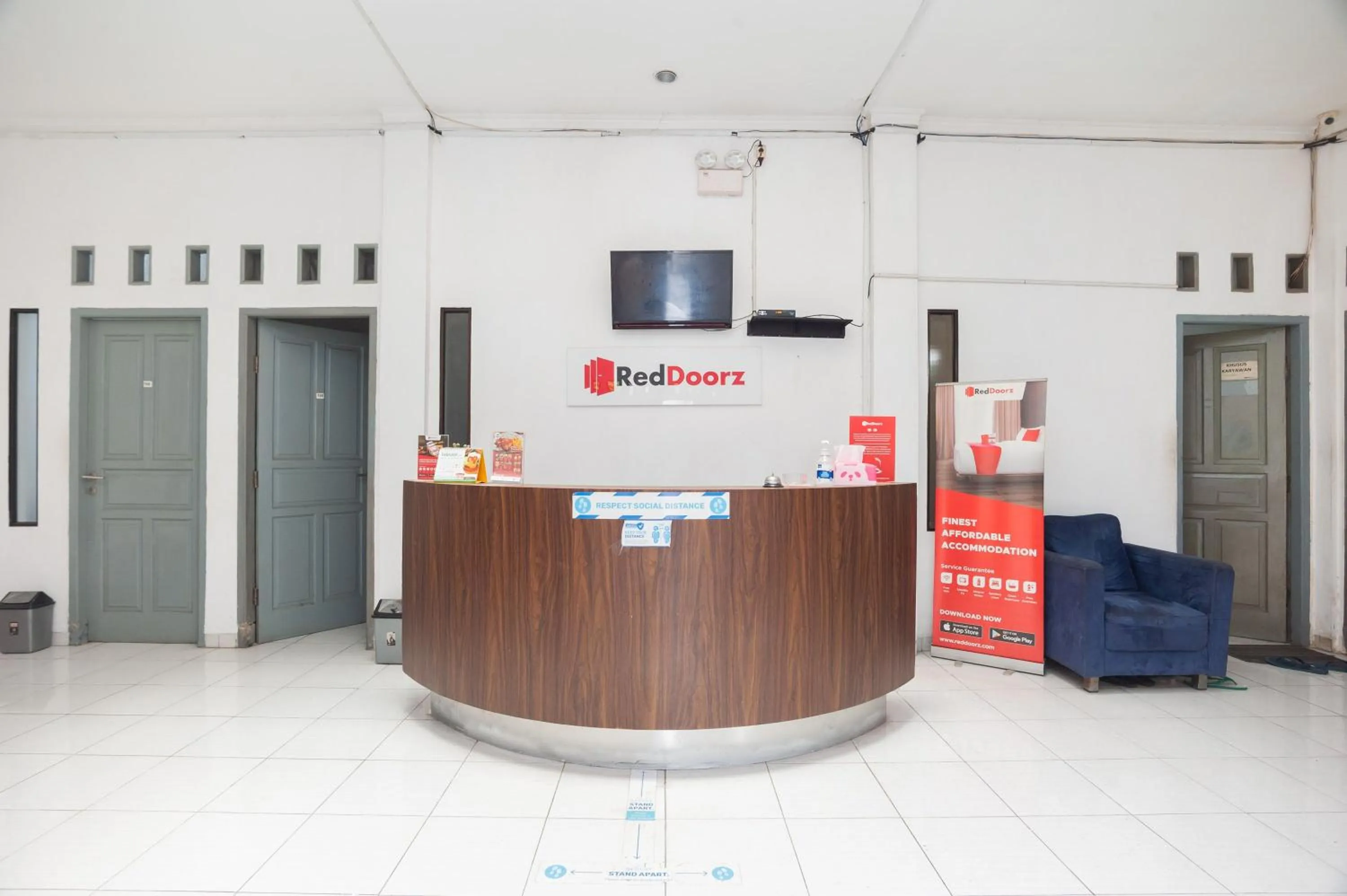 Lobby or reception in RedDoorz Syariah near Grand Galaxy Park