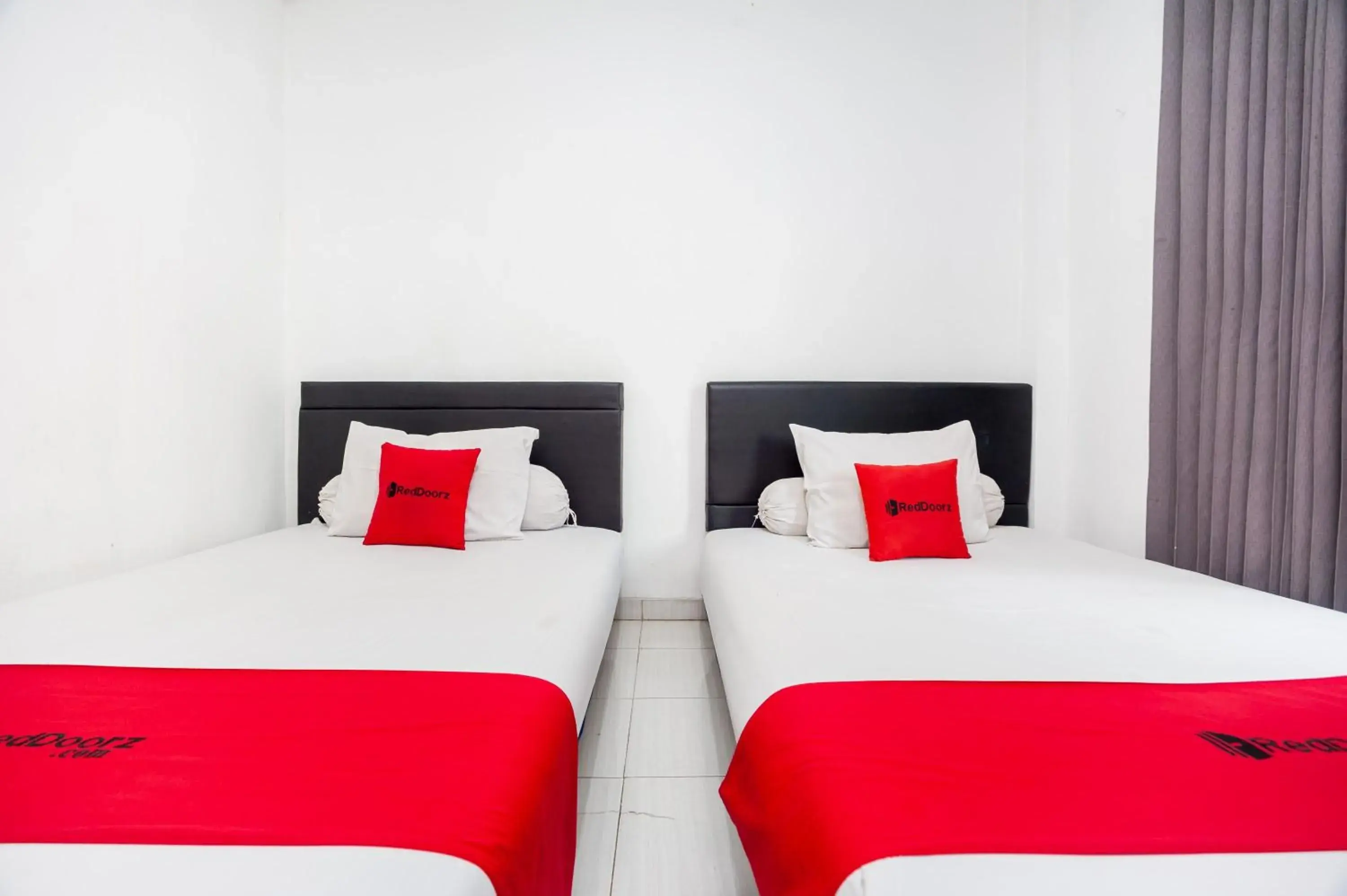 Twin Room in RedDoorz Syariah near Grand Galaxy Park Twin Room in RedDoorz Syariah near Grand Galaxy Park