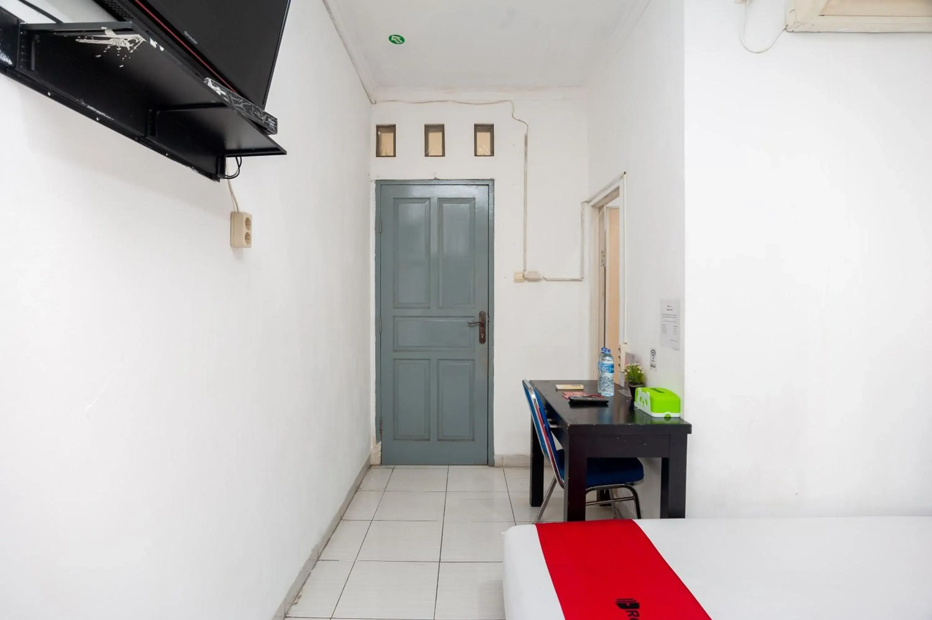 Twin Room in RedDoorz Syariah near Grand Galaxy Park Twin Room in RedDoorz Syariah near Grand Galaxy Park