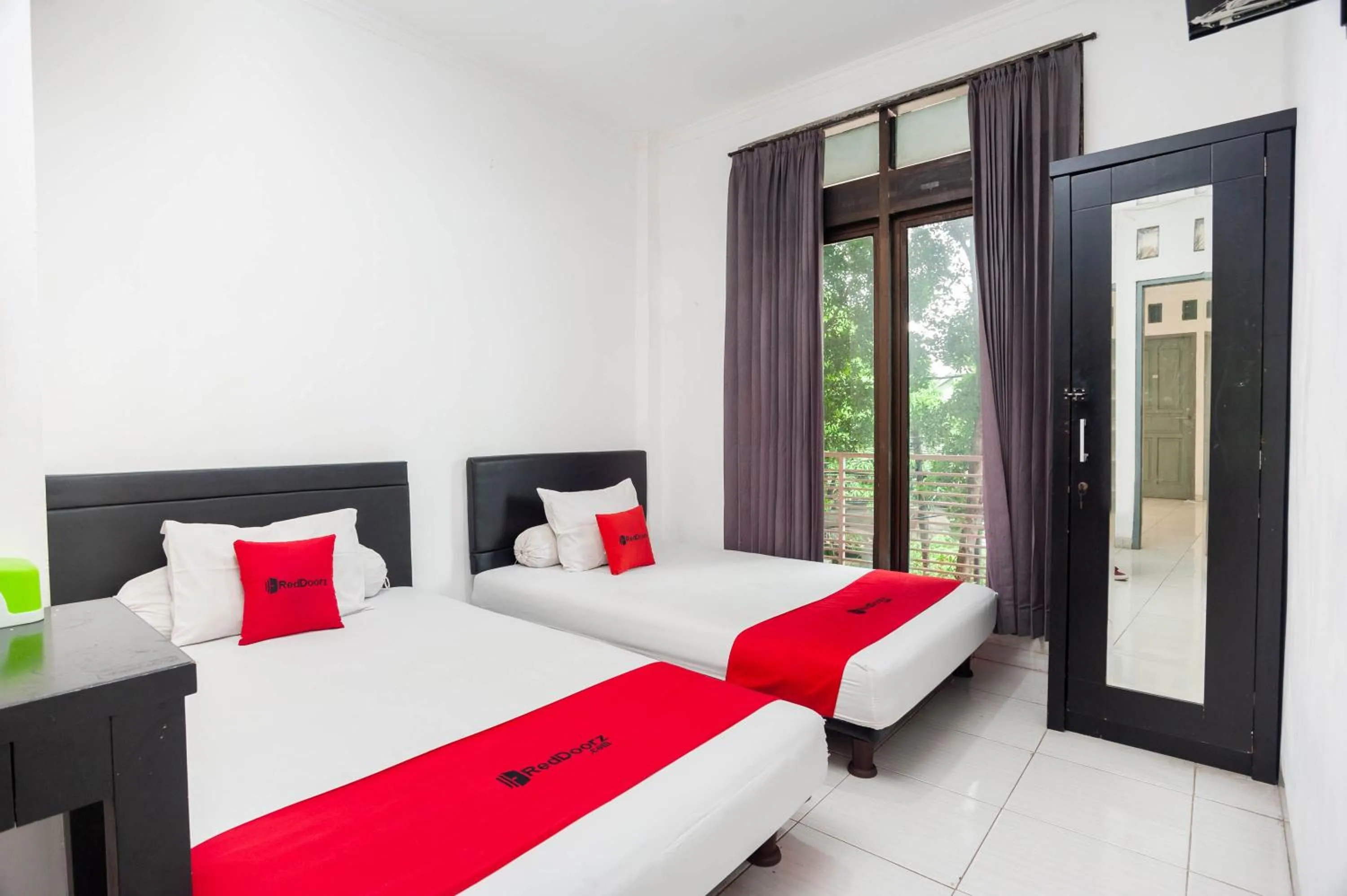Bedroom, Bed in RedDoorz Syariah near Grand Galaxy Park