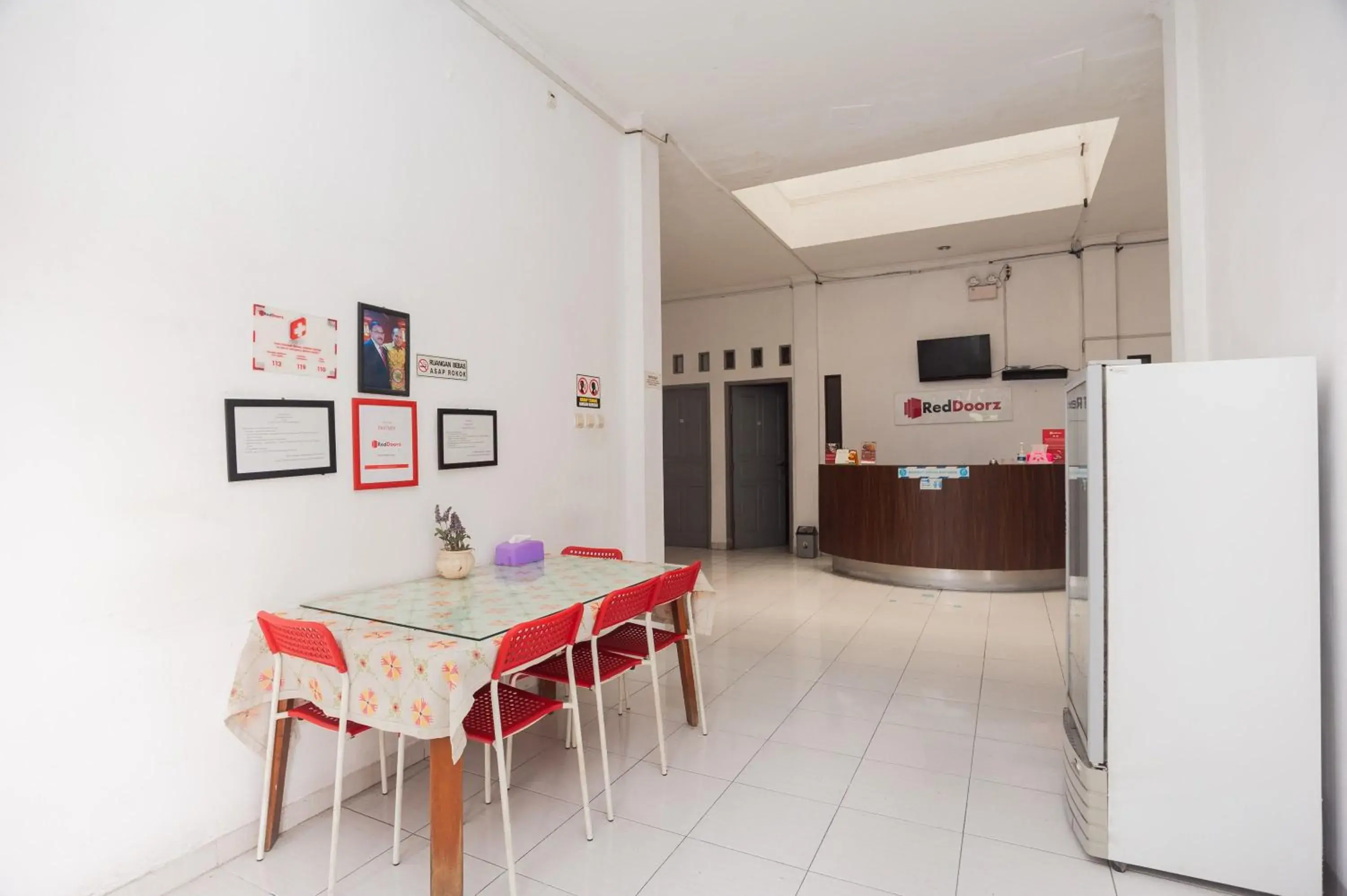 Lobby or reception in RedDoorz Syariah near Grand Galaxy Park Lobby or reception in RedDoorz Syariah near Grand Galaxy Park