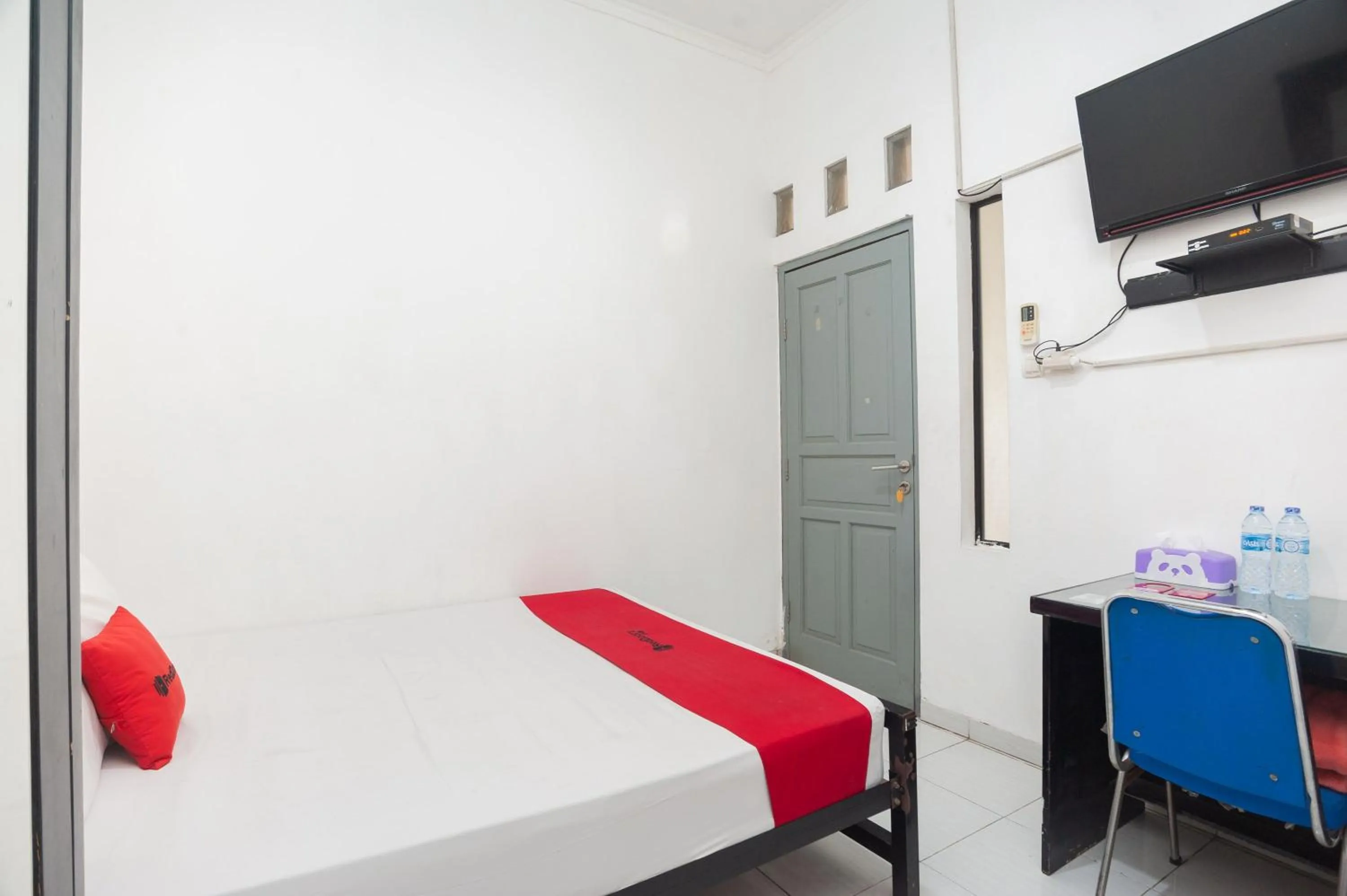 Bedroom in RedDoorz Syariah near Grand Galaxy Park