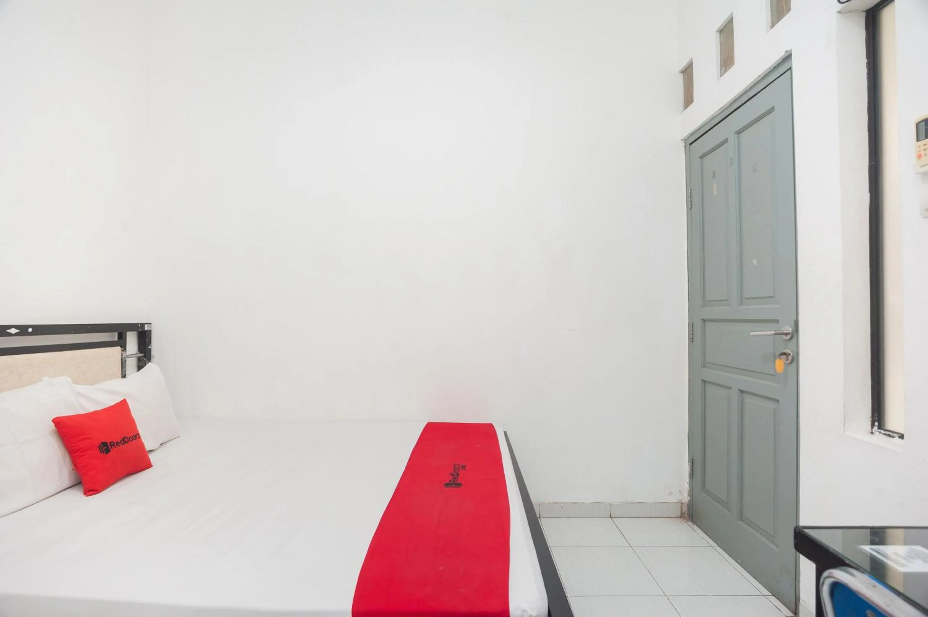 Bedroom, Bed in RedDoorz Syariah near Grand Galaxy Park