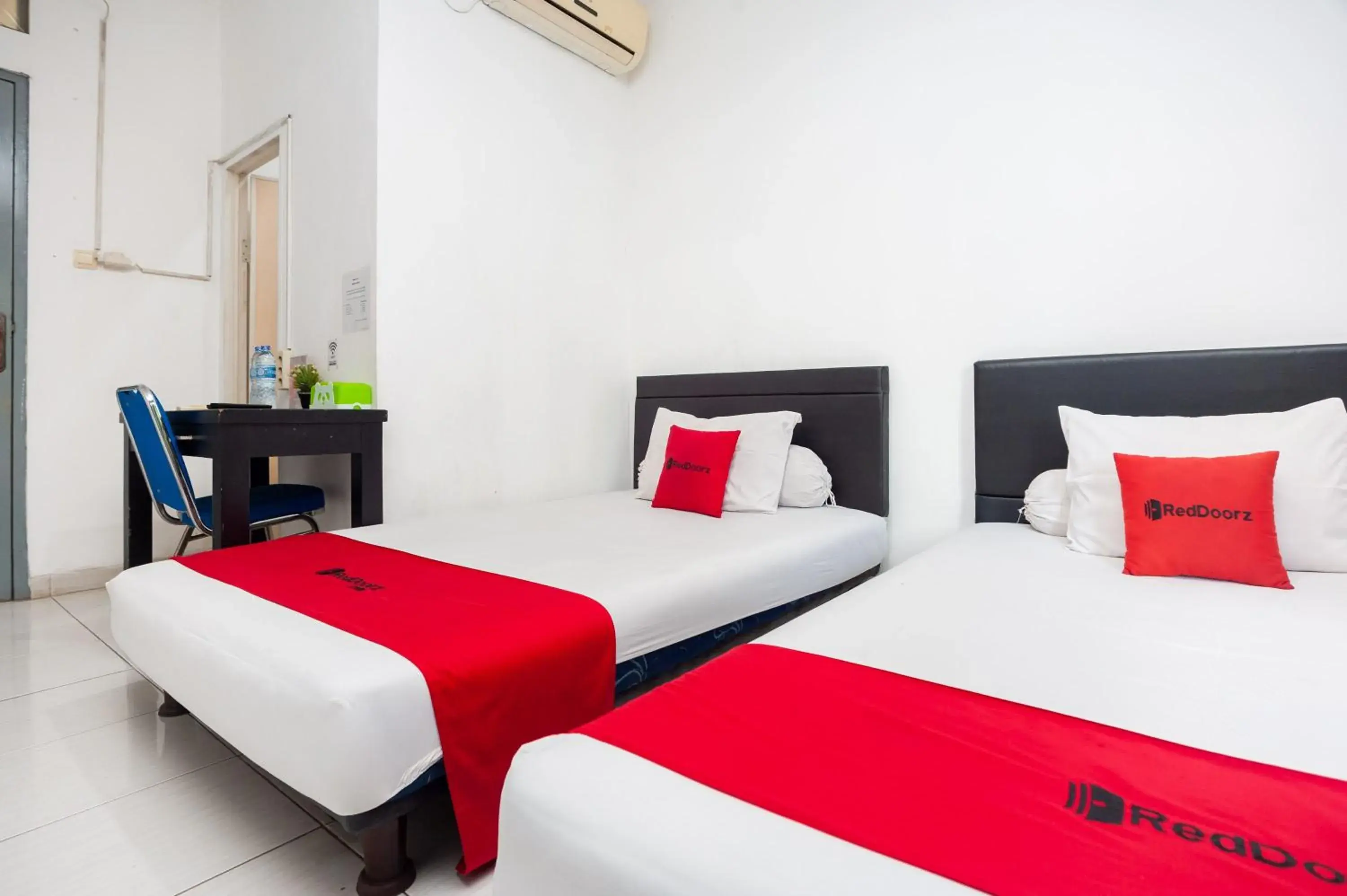 Twin Room in RedDoorz Syariah near Grand Galaxy Park Twin Room in RedDoorz Syariah near Grand Galaxy Park