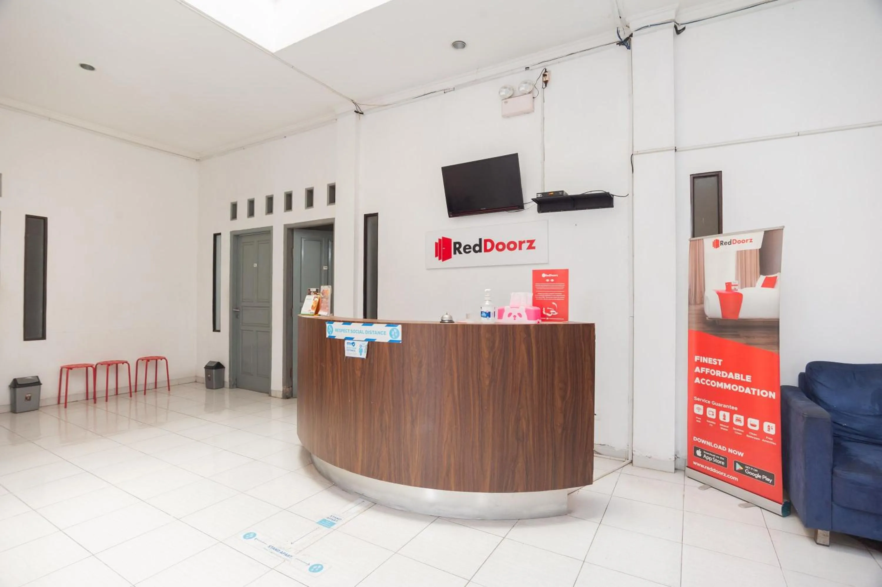 Lobby or reception in RedDoorz Syariah near Grand Galaxy Park