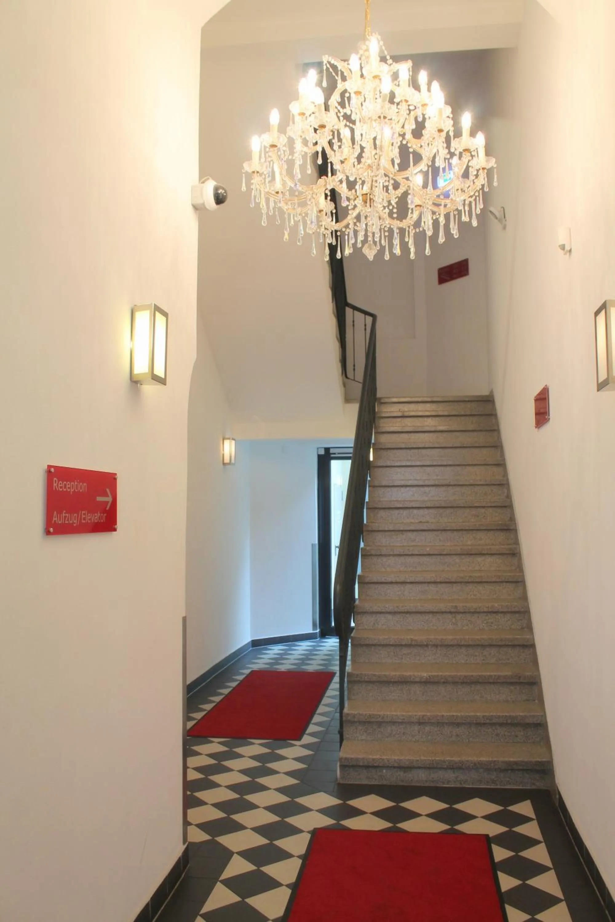 Facade/entrance in Gideon Hotel