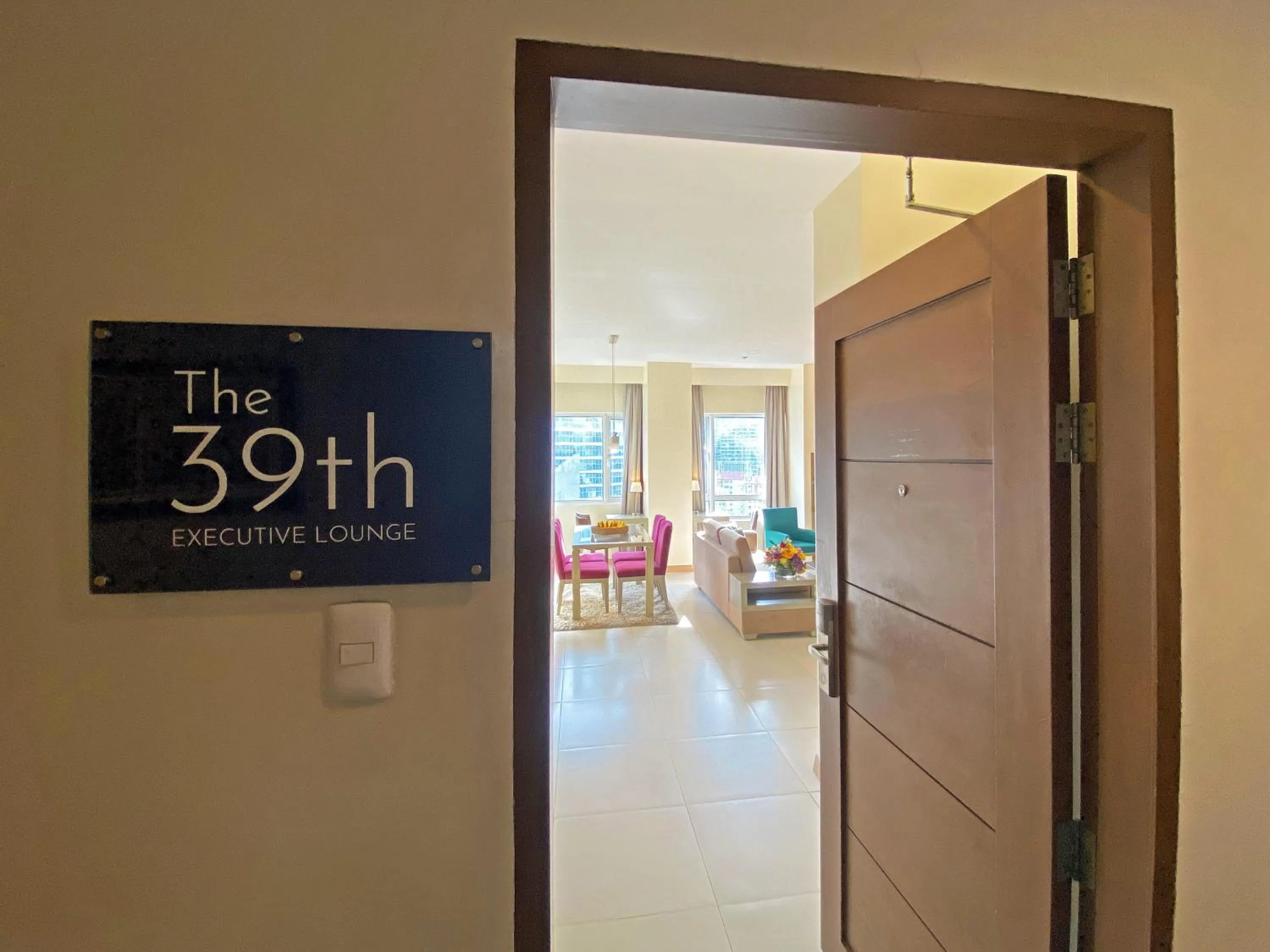 Lounge or bar in One Pacific Place Serviced Residences