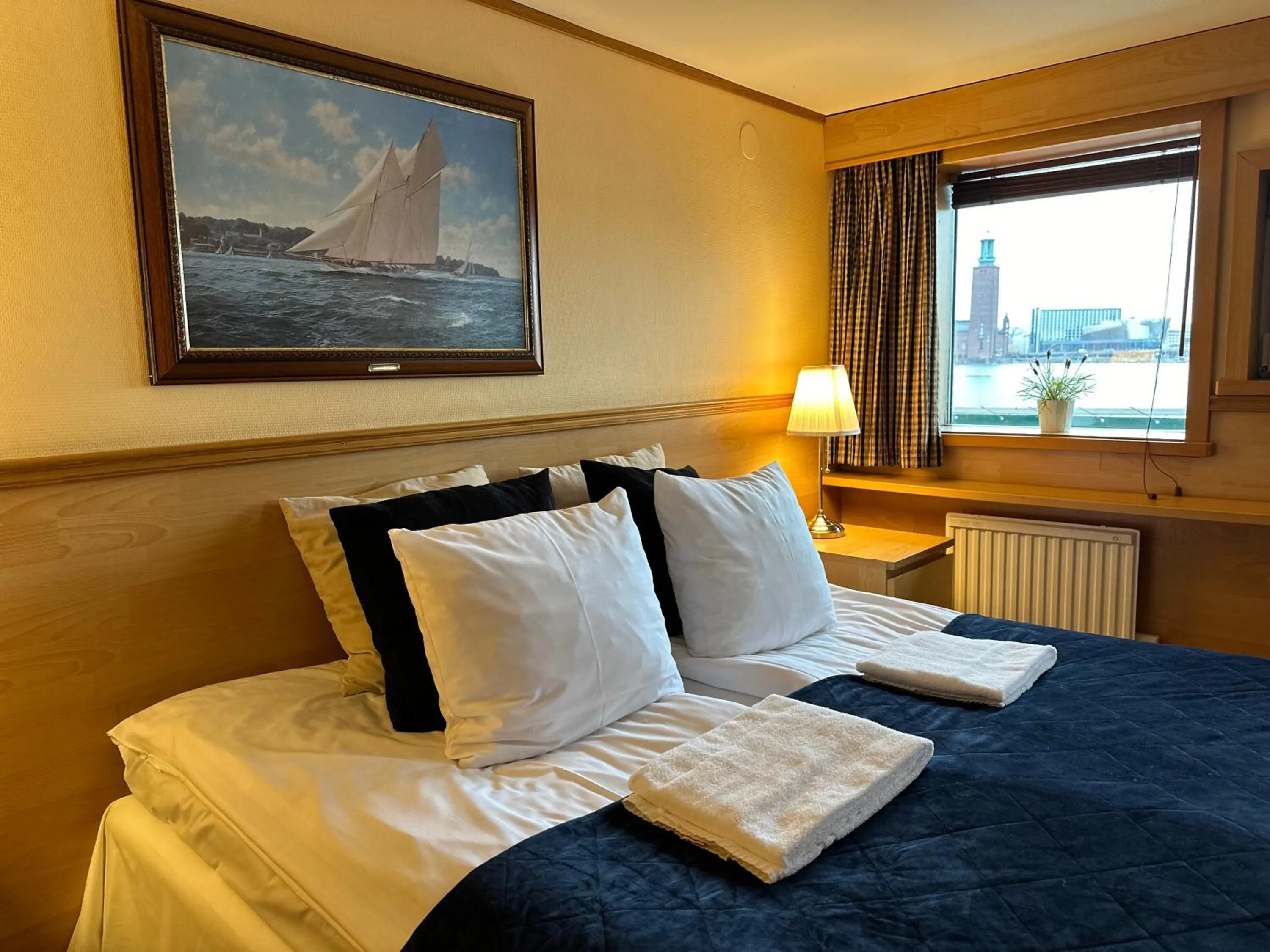 Property building, Bed in Den Röda Båten