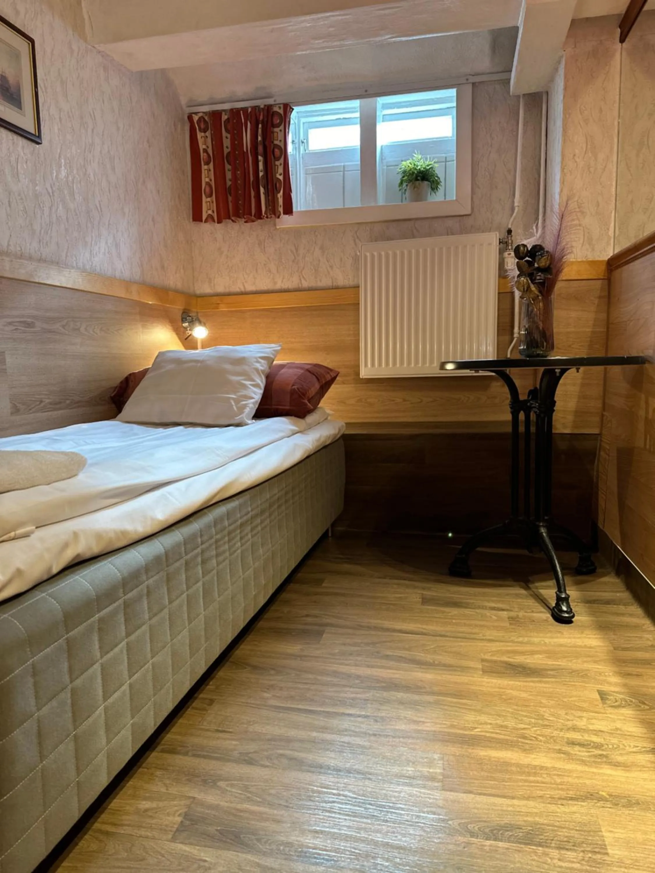 Photo of the whole room, Bed in Den Röda Båten