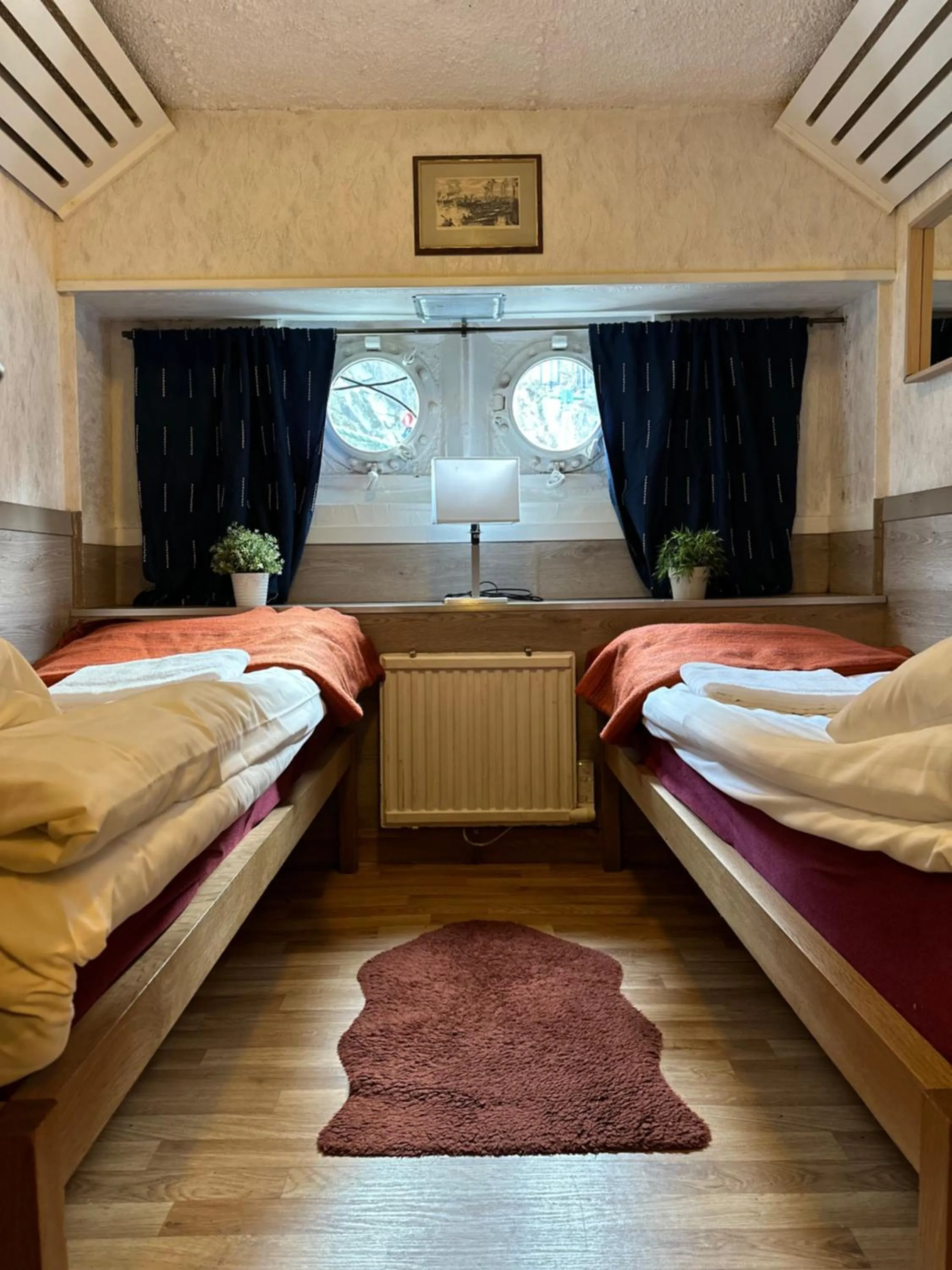 Property building, Bed in Den Röda Båten