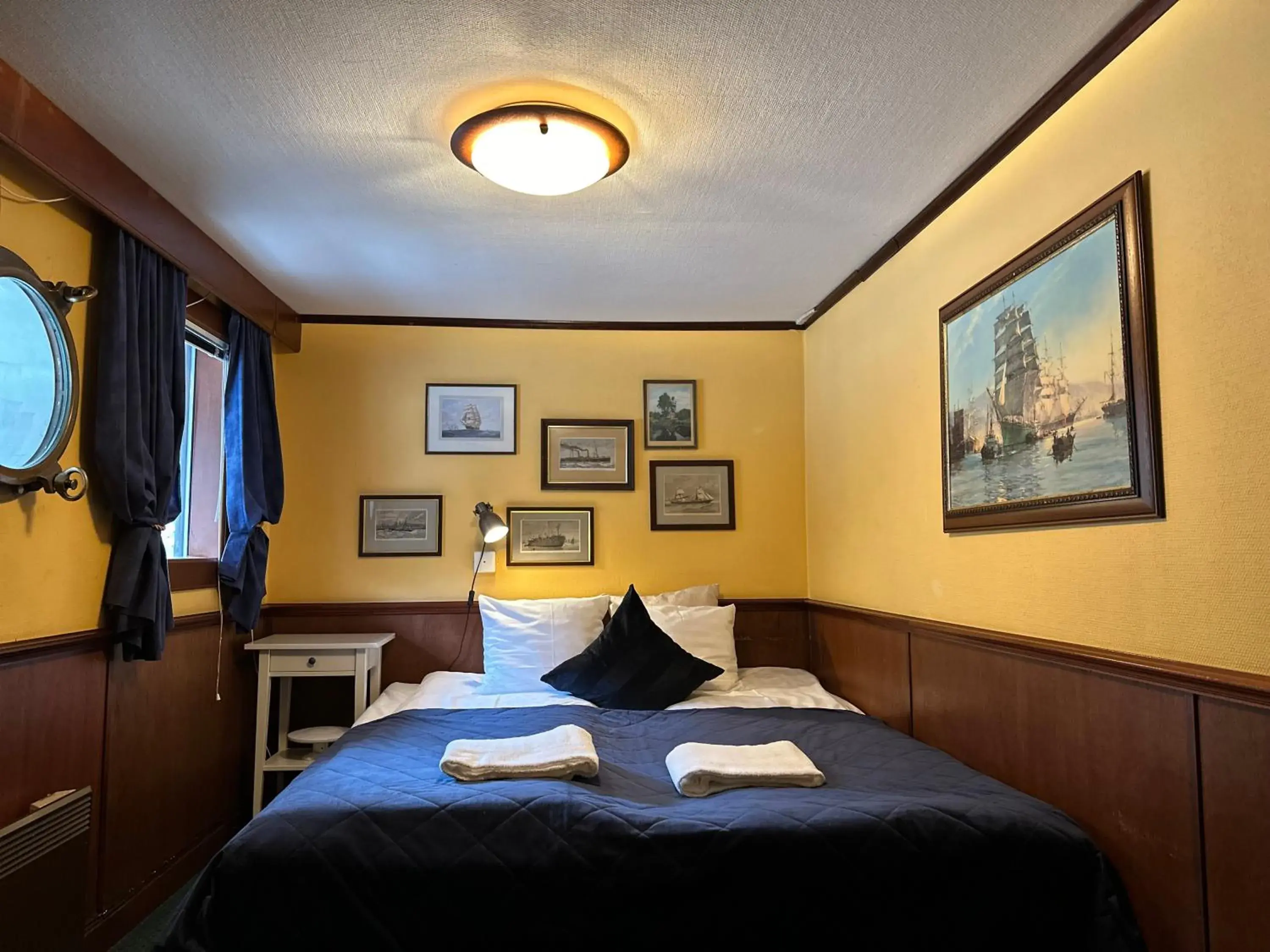 Cabin on Boat with Private Bathroom in Den Röda Båten Cabin on Boat with Private Bathroom in Den Röda Båten