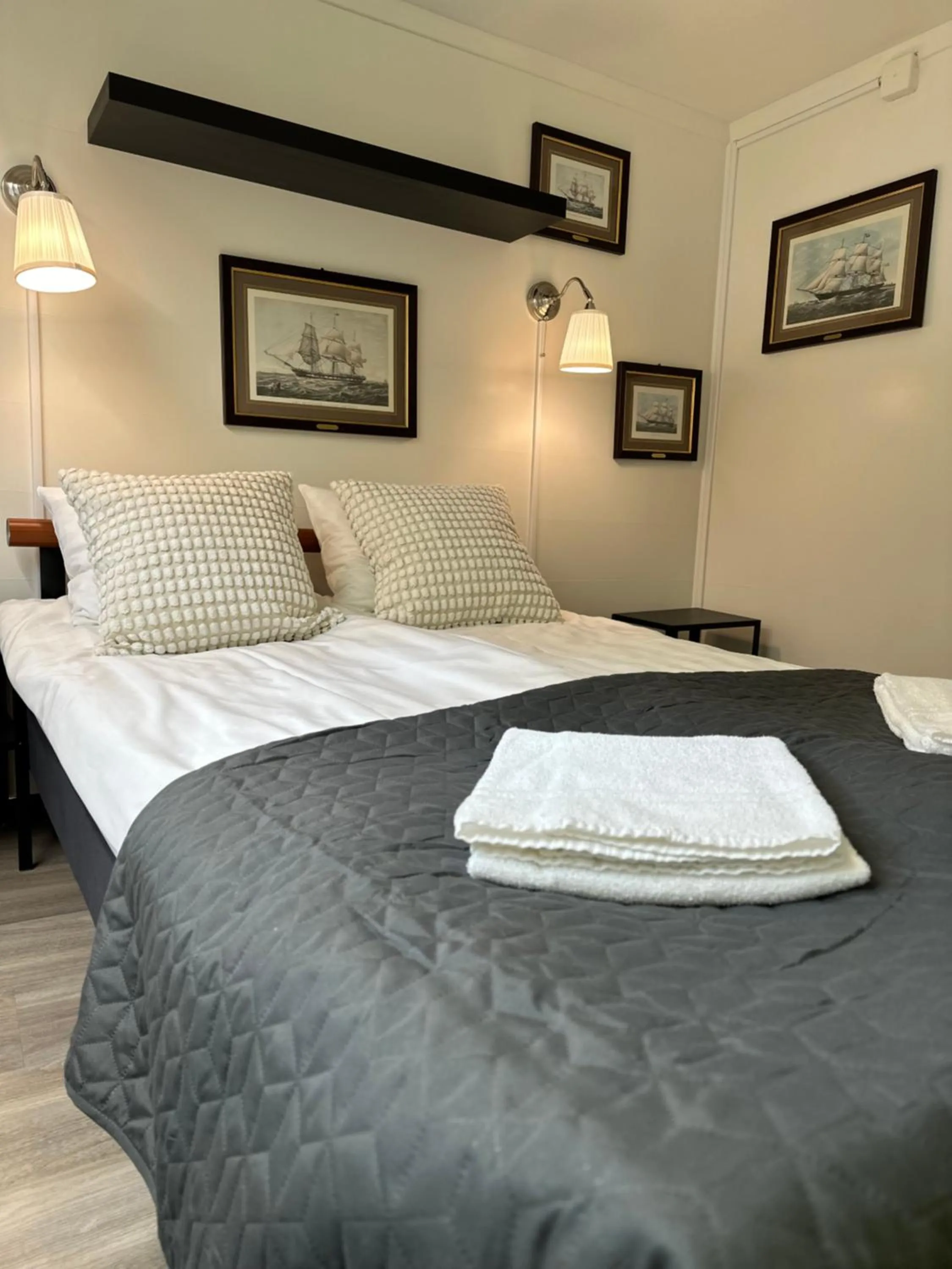 Property building, Bed in Den Röda Båten