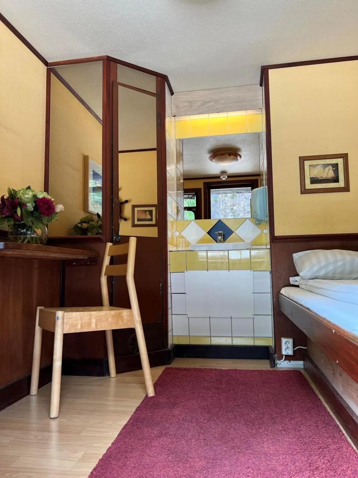 Property building, Bed in Den Röda Båten