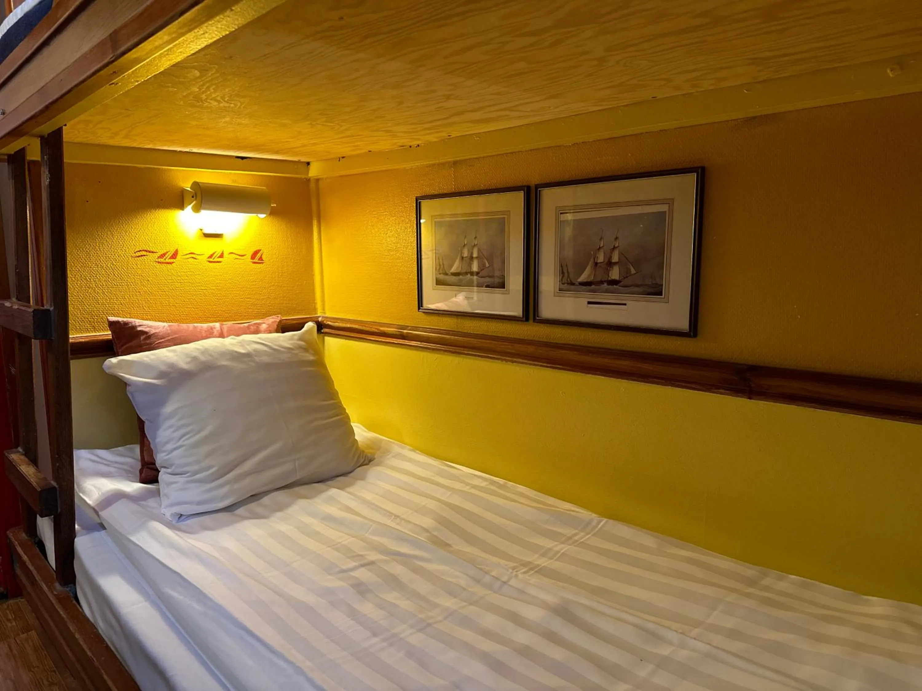 Property building, Bed in Den Röda Båten