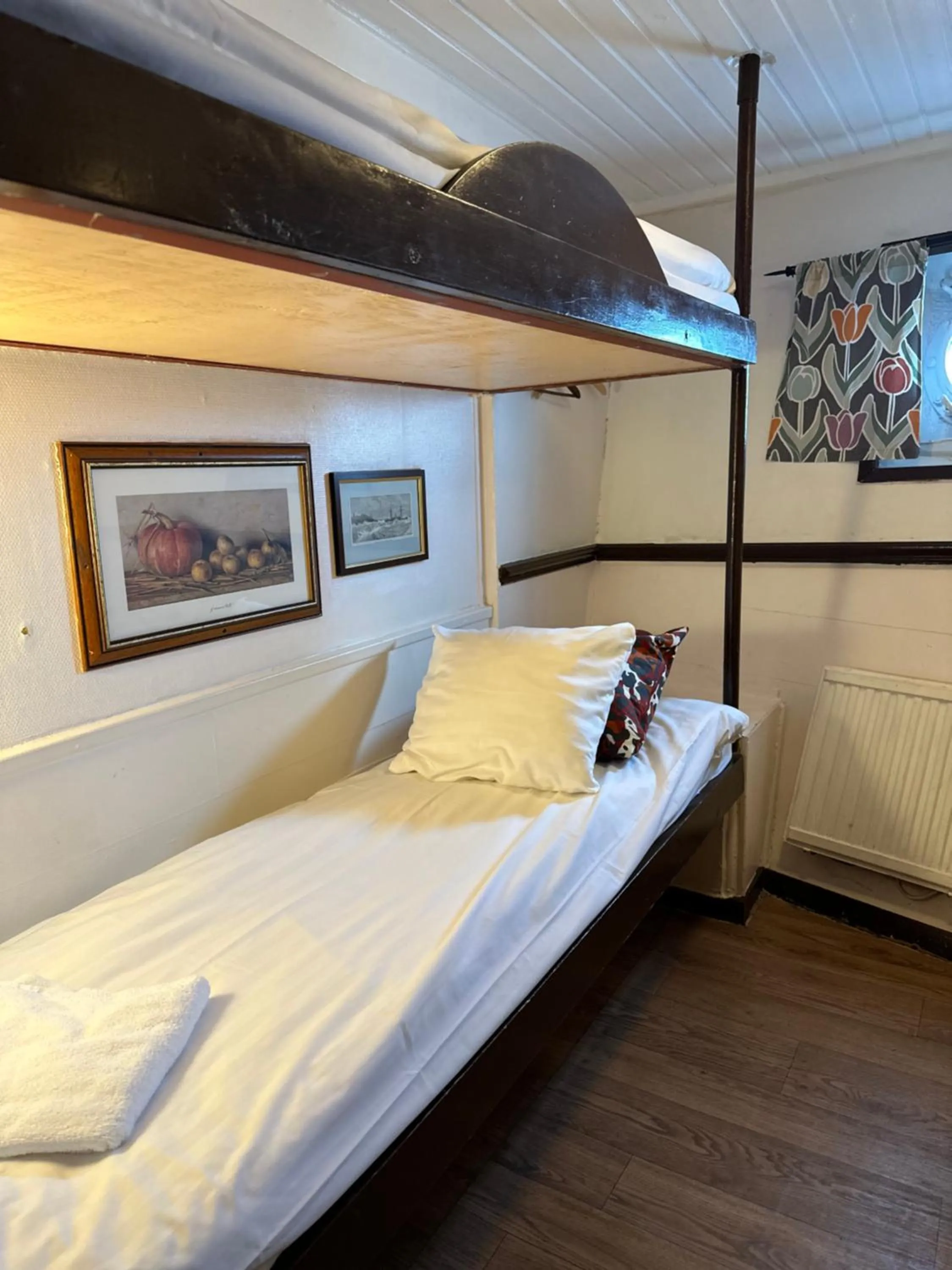 Property building, Bed in Den Röda Båten