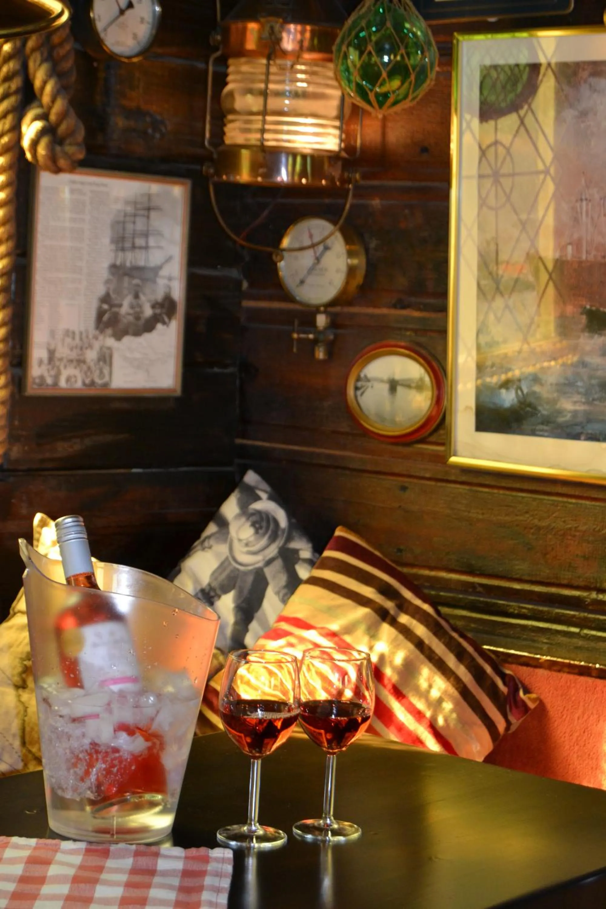 Drinks in Den Röda Båten