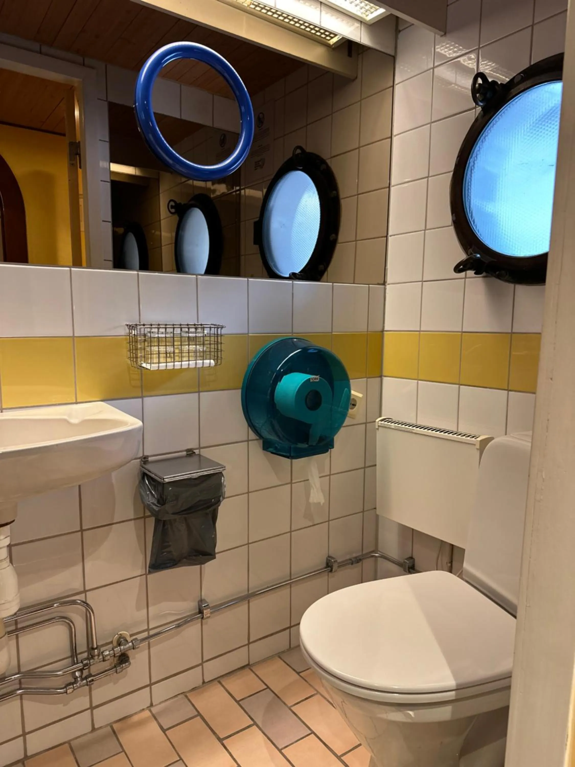 Bathroom in Den Röda Båten