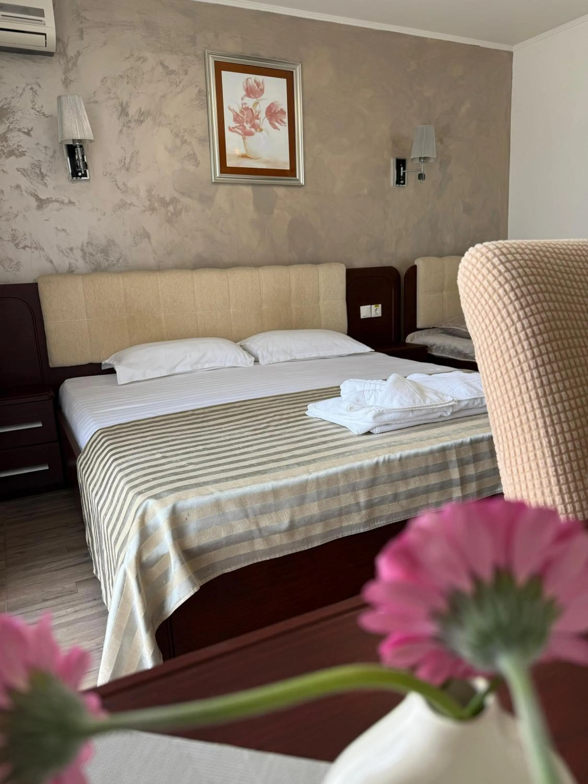 Bed in Hotel Mondial - Eforie Nord