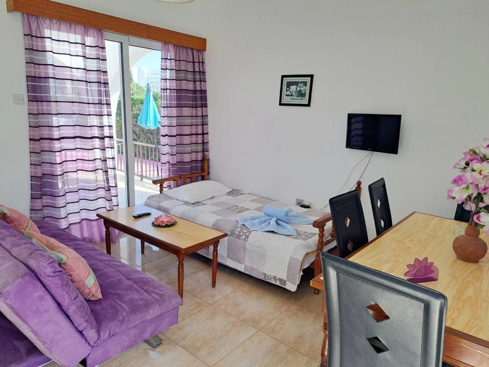 Living room, Bed in Florence Hotel Apartments