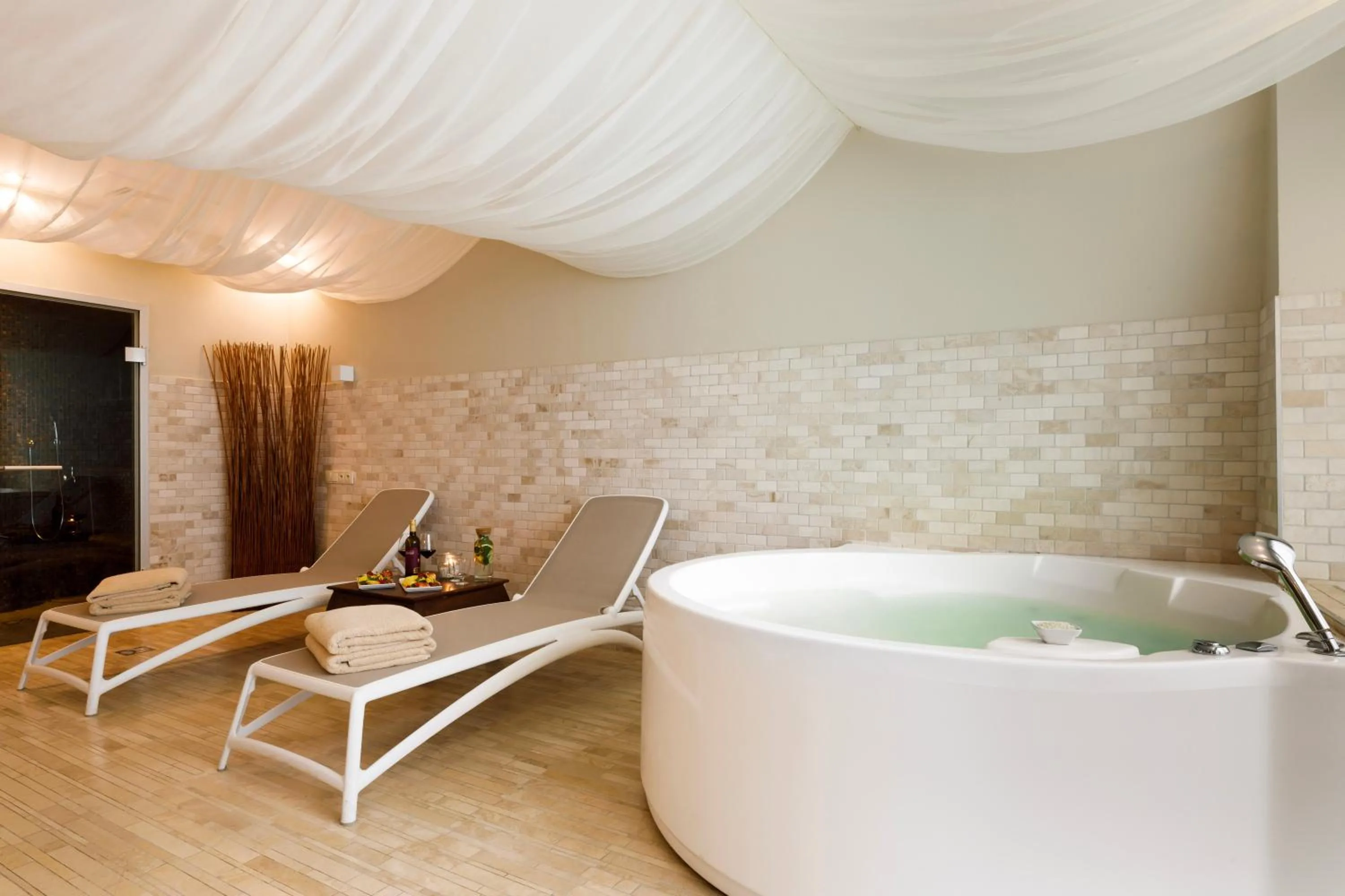 Hot Tub in Ultra Marine by Zdrojowa