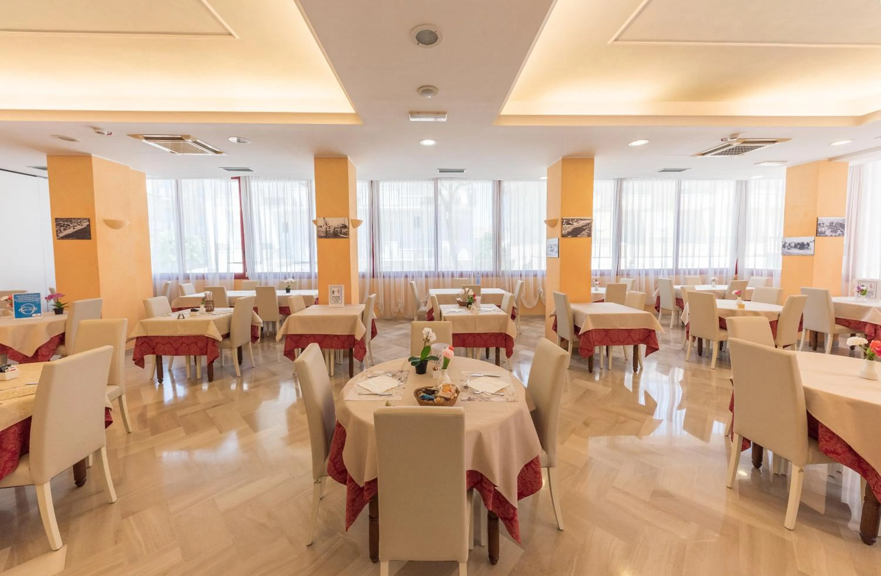 Restaurant/places to eat in Hotel Nobel