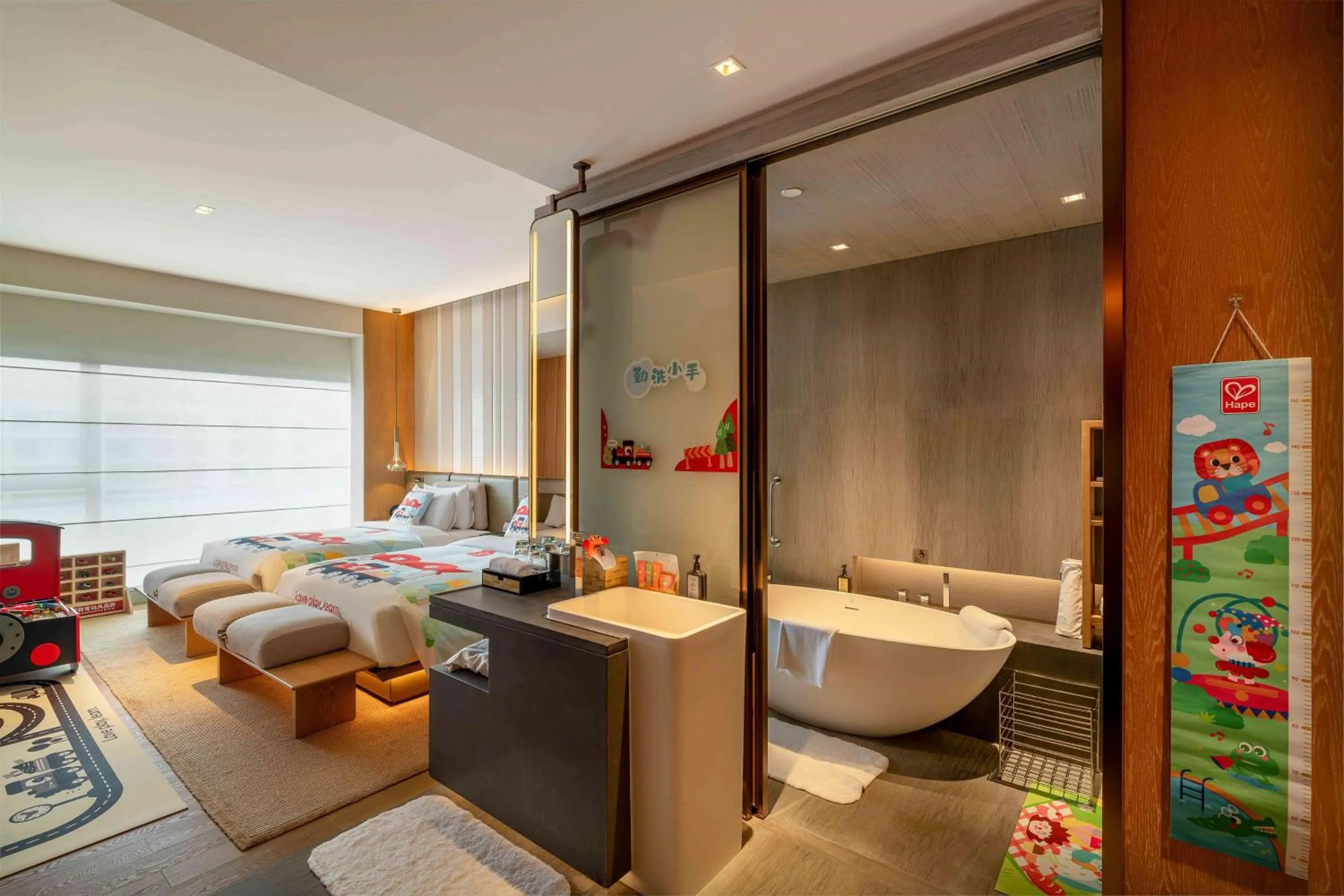 Bathroom, Bed in Joyze Hotel Xiamen, Curio Collection By Hilton