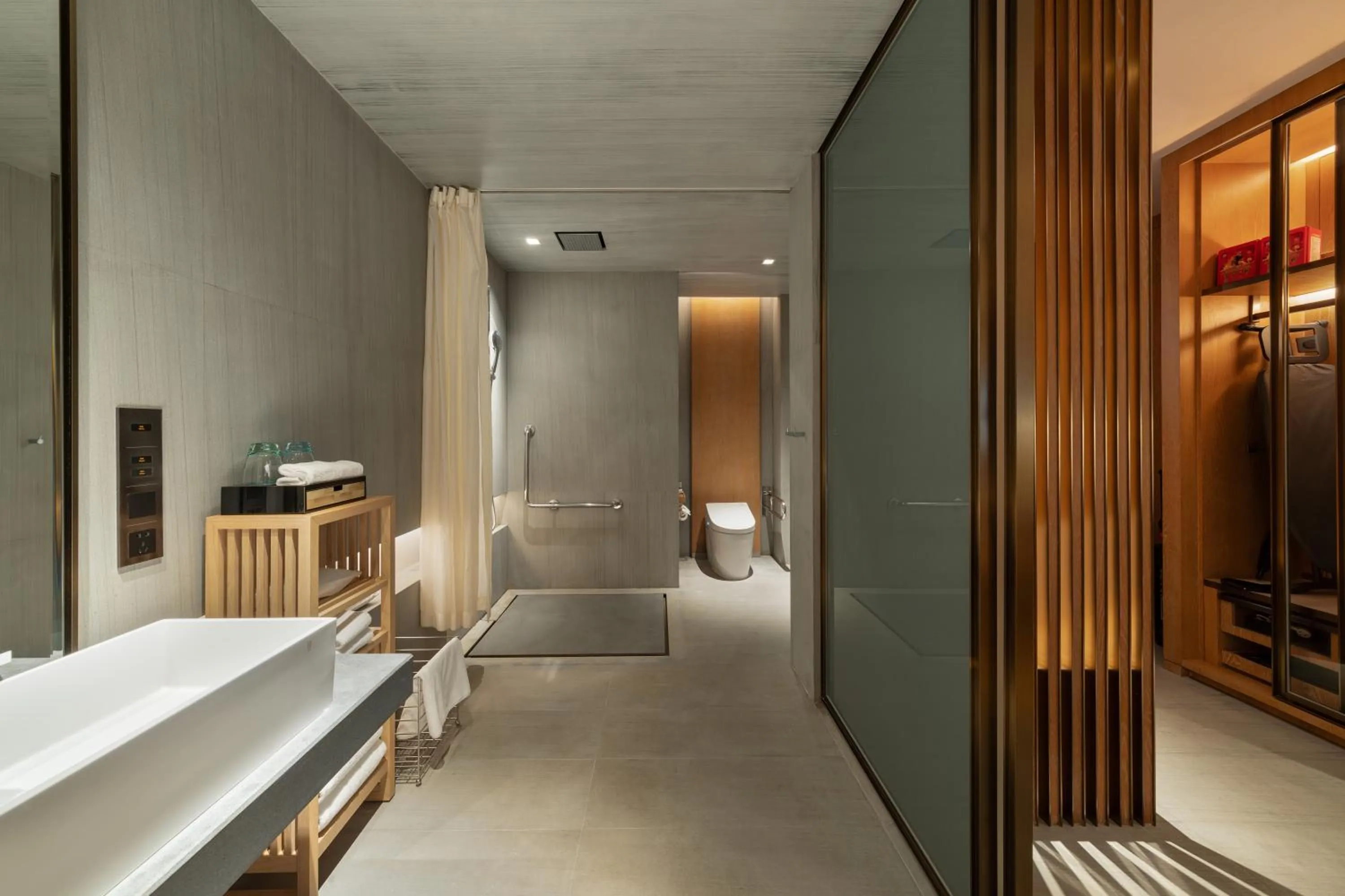 Bathroom, Bed in Joyze Hotel Xiamen, Curio Collection By Hilton