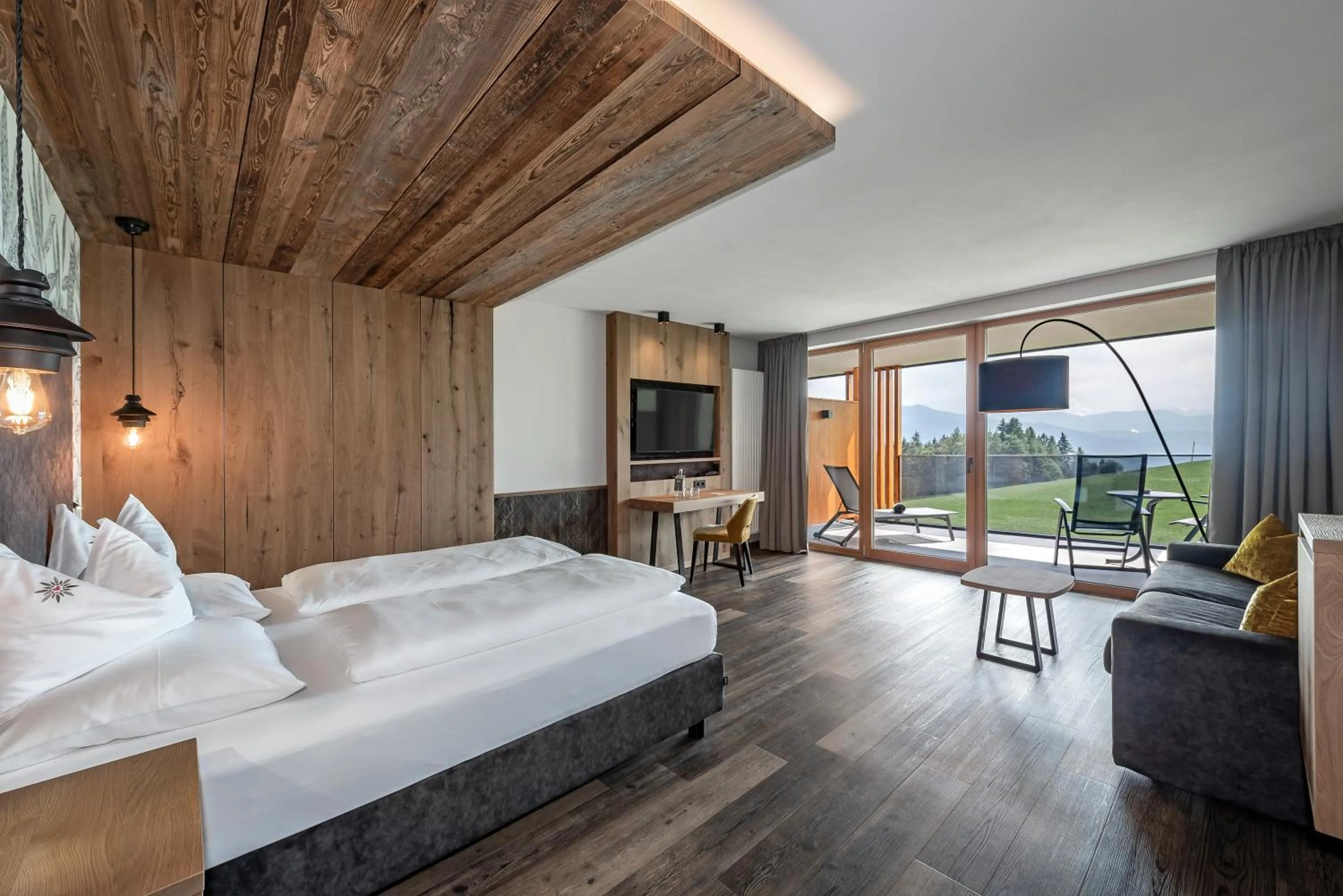 Bed in Hotel Edelweiss