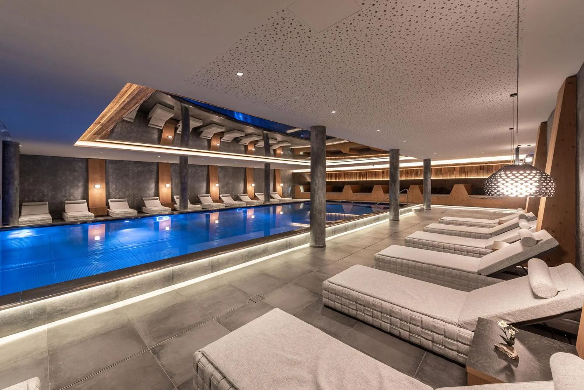 Swimming pool in Hotel Edelweiss