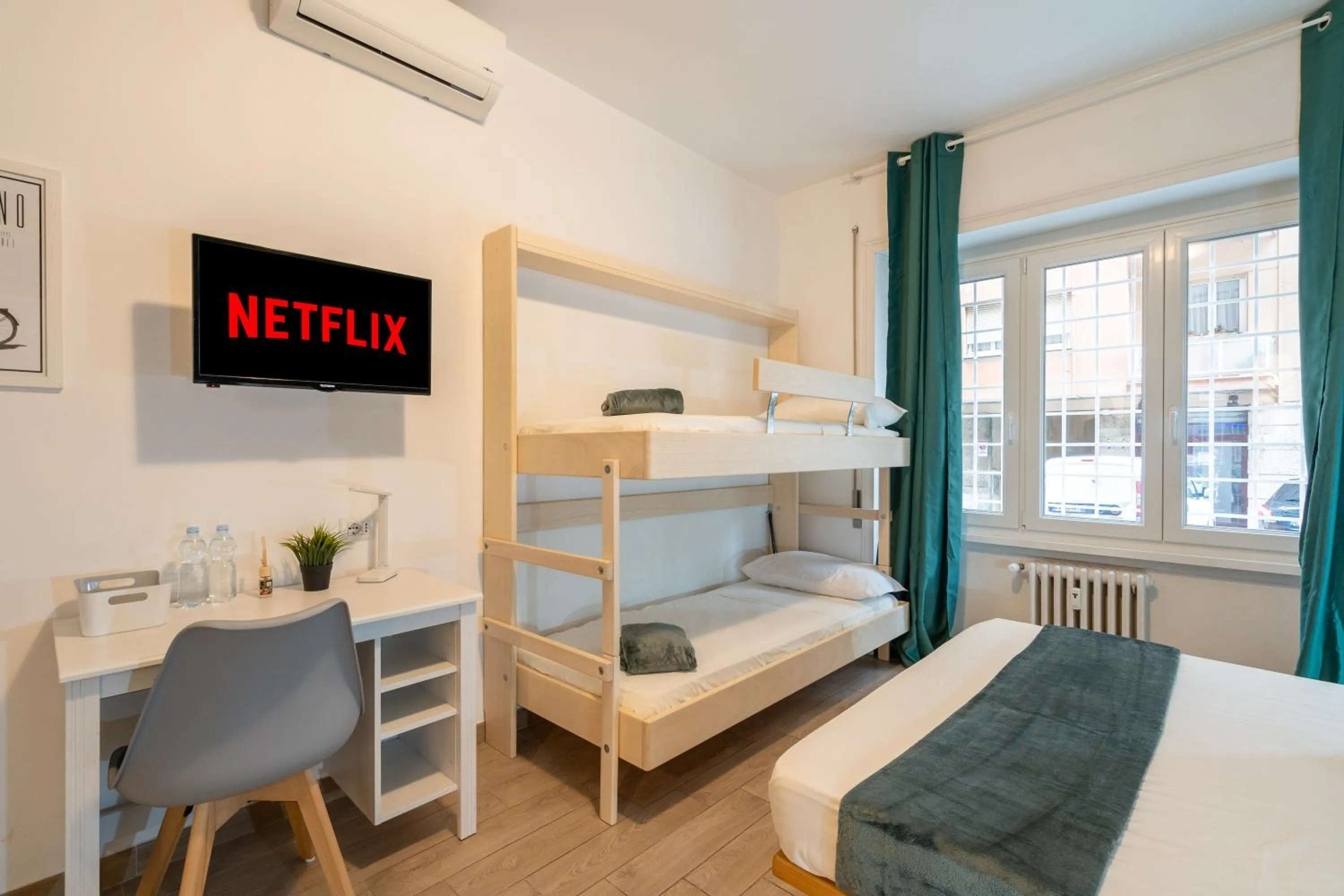 Communal lounge/ TV room, Bed in close to San Pietro - Vatican Rome GUESTHOUSE