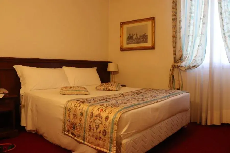 Bed in Meditur Hotel Bologna Bed in Meditur Hotel Bologna