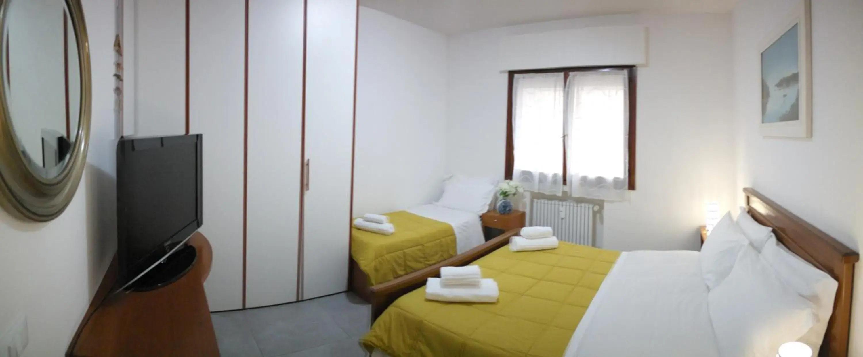 Communal lounge/ TV room, Bed in Rosa Garden B&B Communal lounge/ TV room, Bed in Rosa Garden B&B