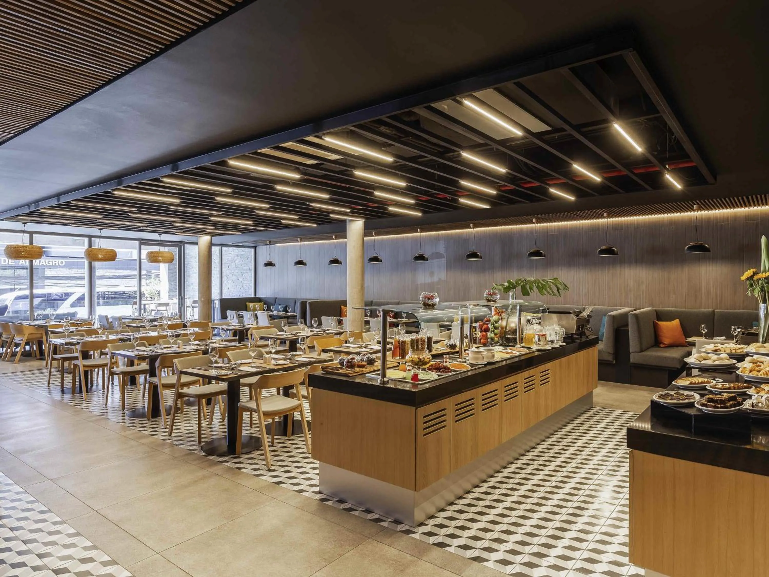Restaurant/places to eat in Novotel Santiago Providencia