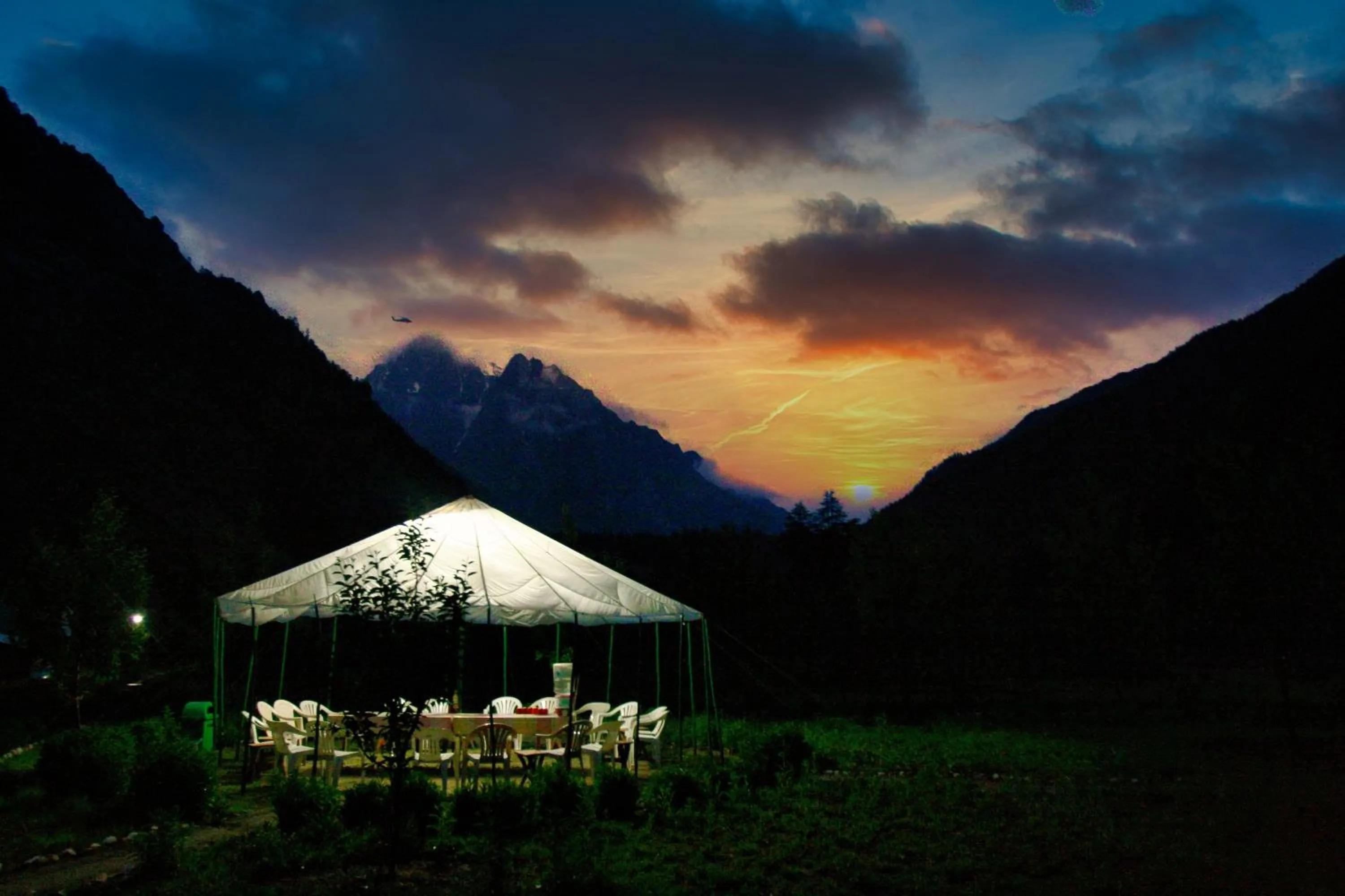 Dining area in Banjara Camp and Retreat Sangla