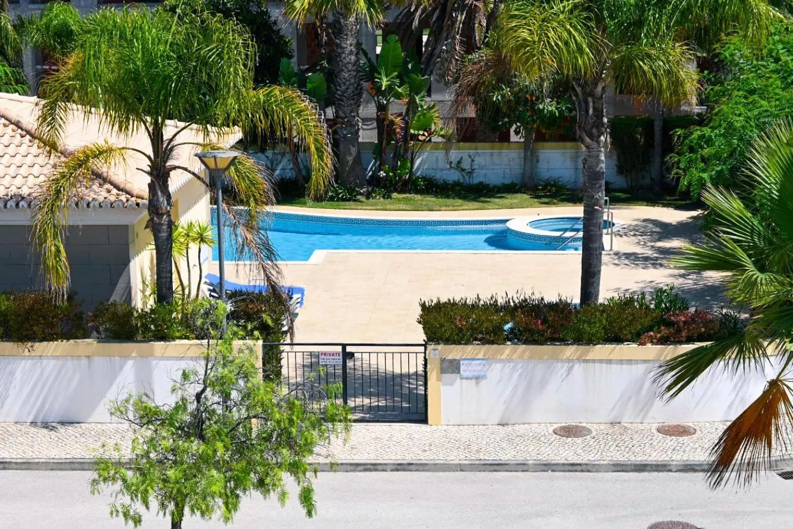 Pool view in Uma Casa a Beira Sol