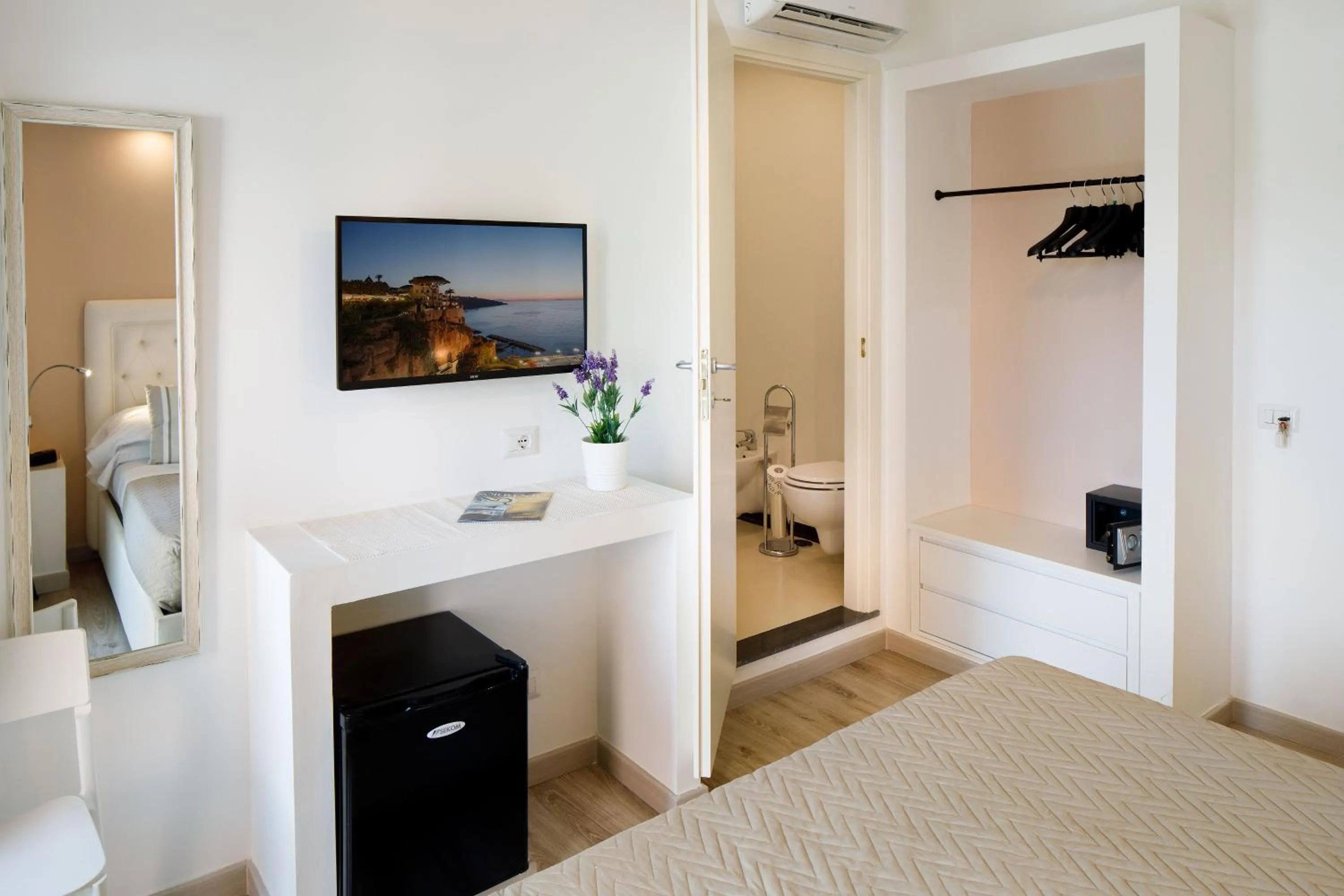 Photo of the whole room, Bed in Sorrento Comfort Rooms con piscina