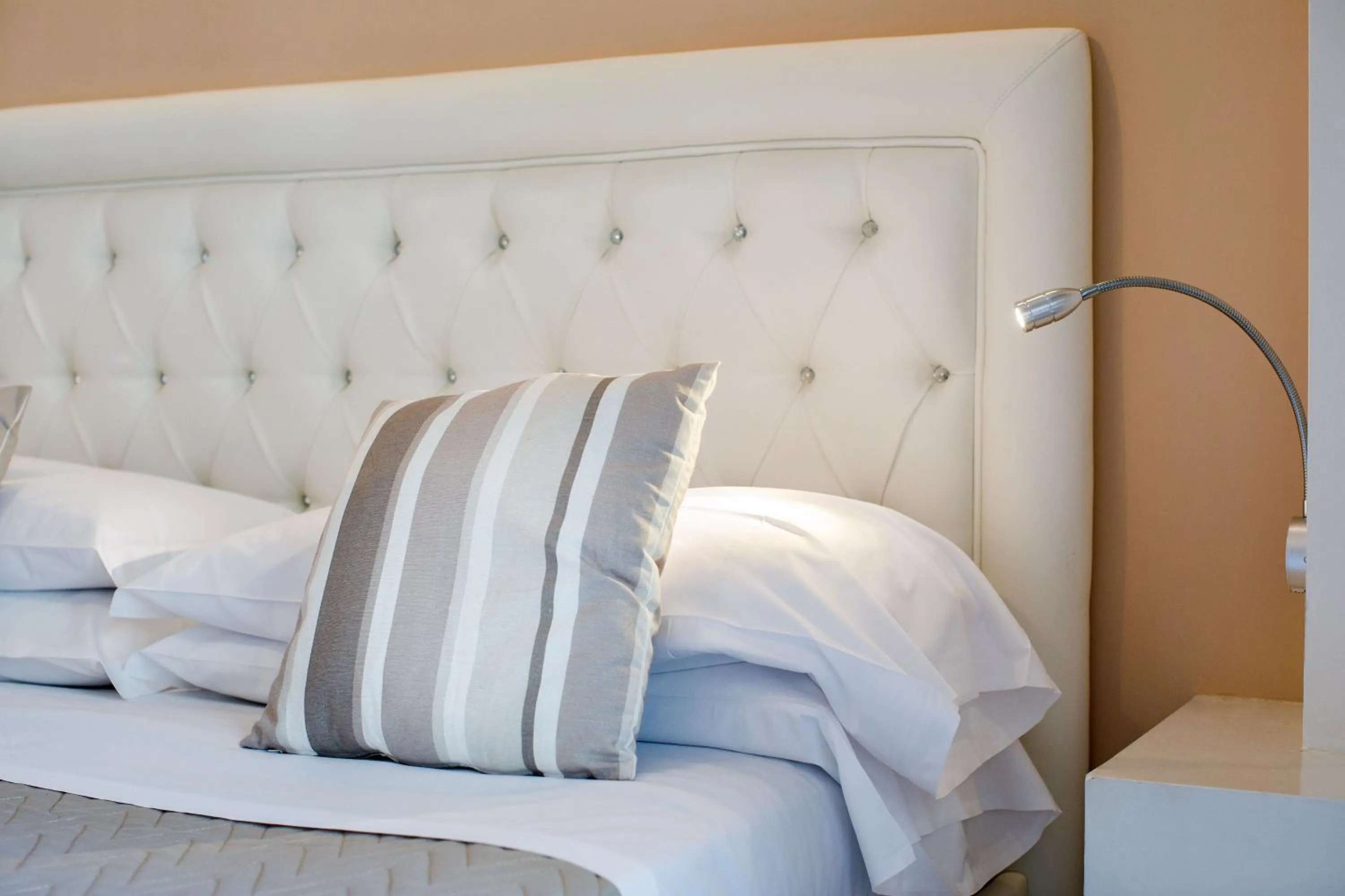 Decorative detail, Bed in Sorrento Comfort Rooms con piscina