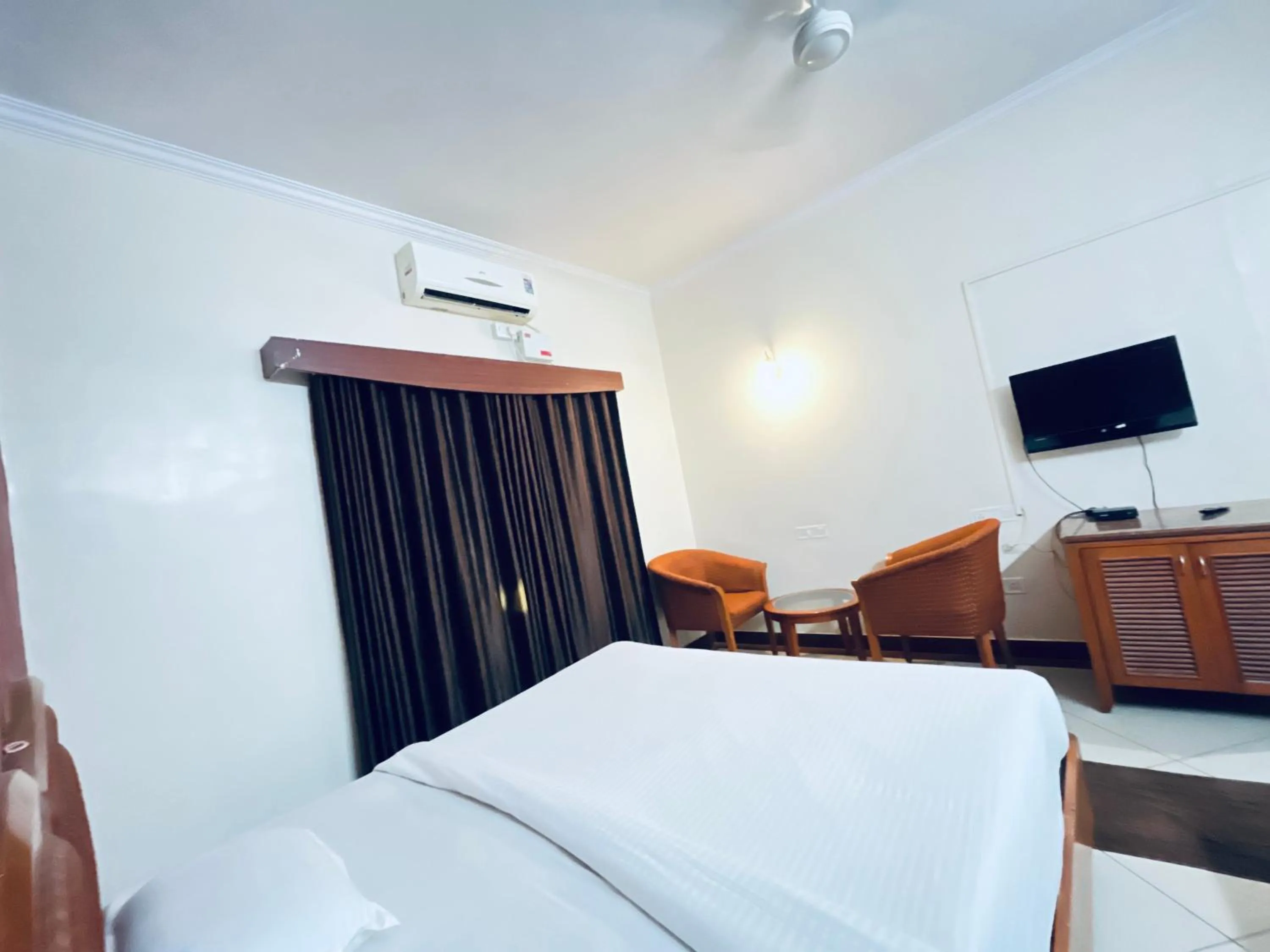 Communal lounge/ TV room, Bed in Hotel Chetan International
