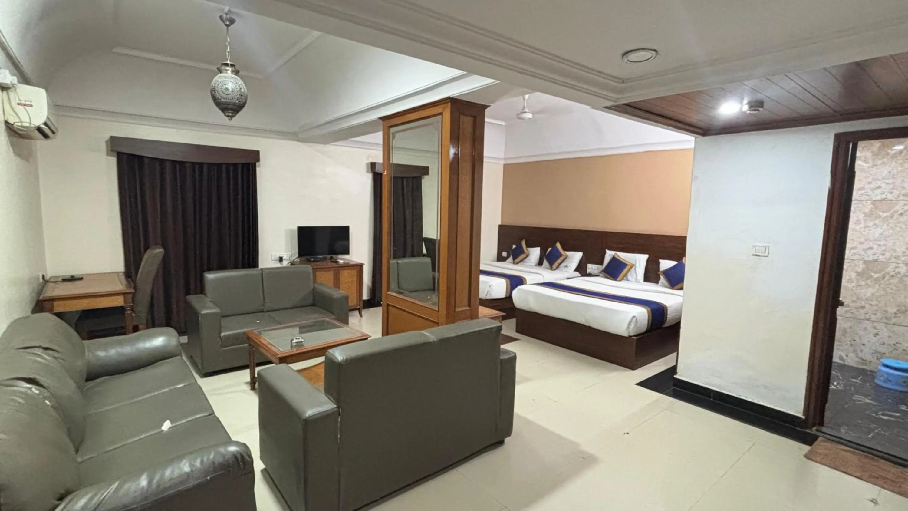Communal lounge/ TV room in Hotel Chetan International