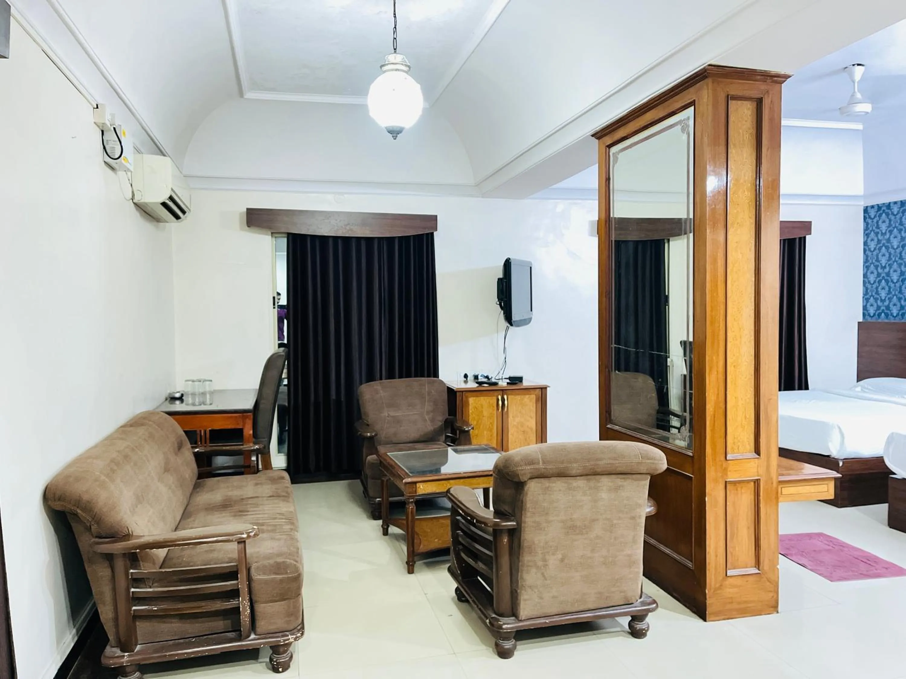 TV and multimedia in Hotel Chetan International