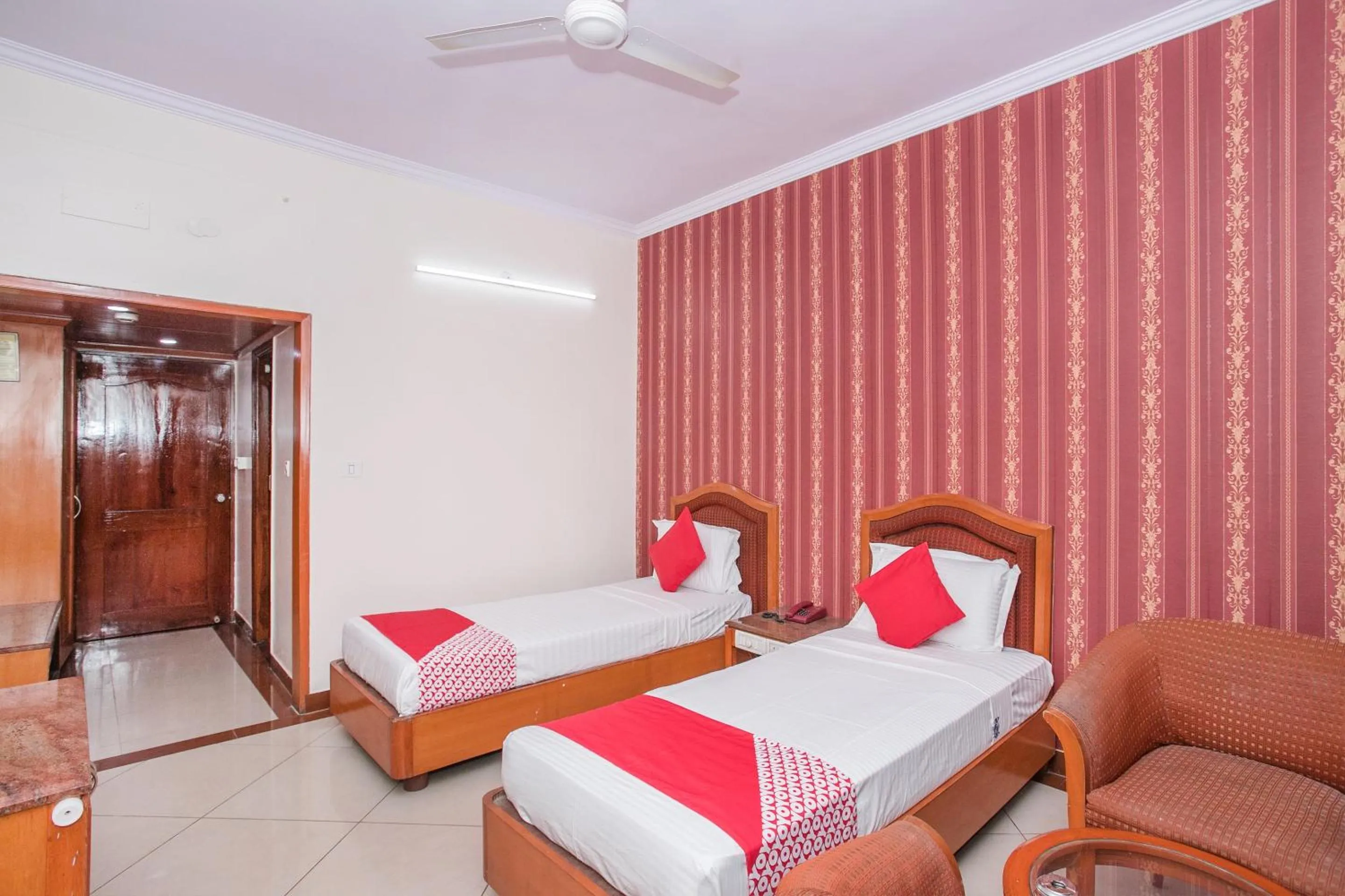 Bedroom, Bed in Hotel Chetan International