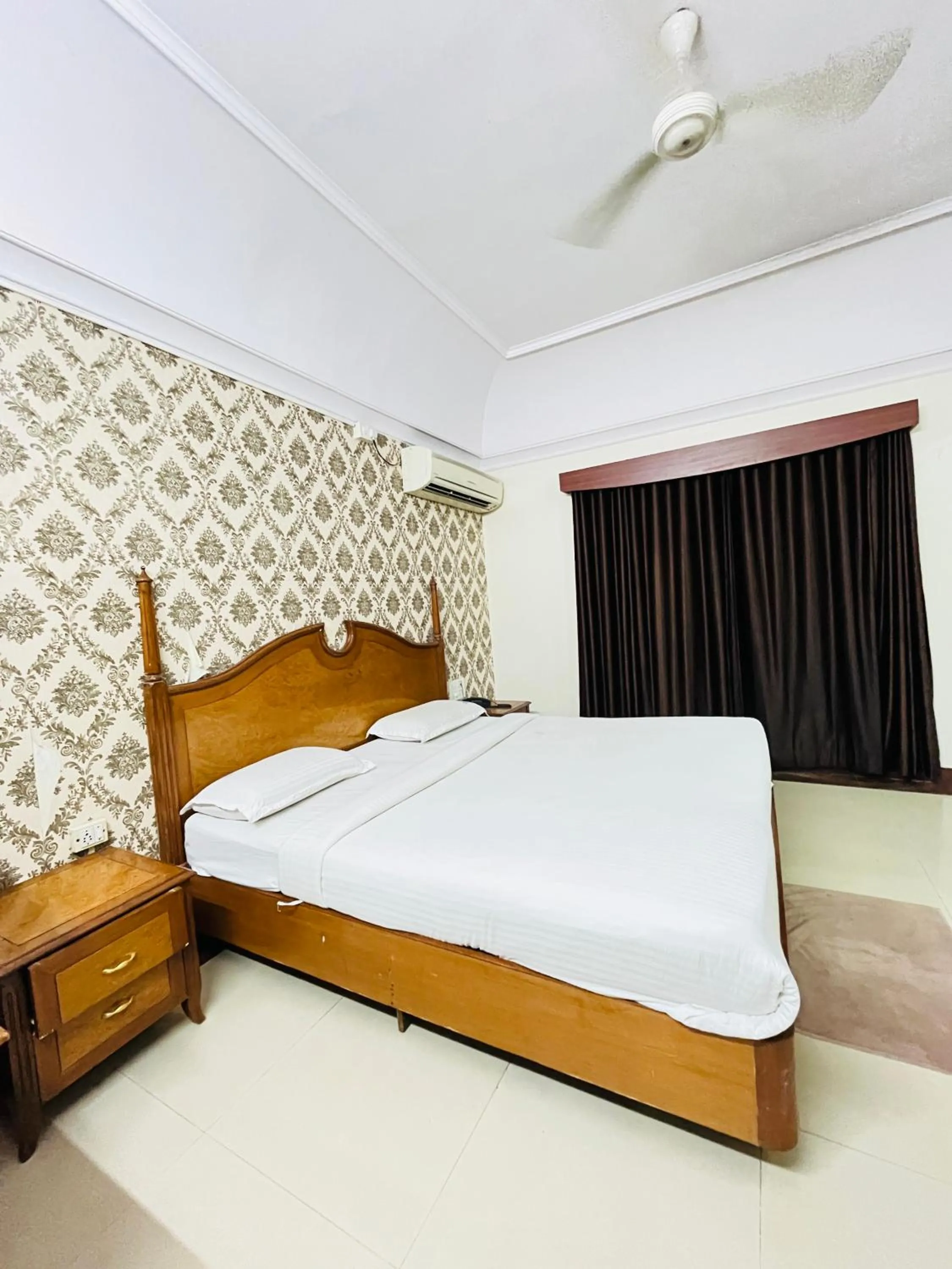 Bed in Hotel Chetan International