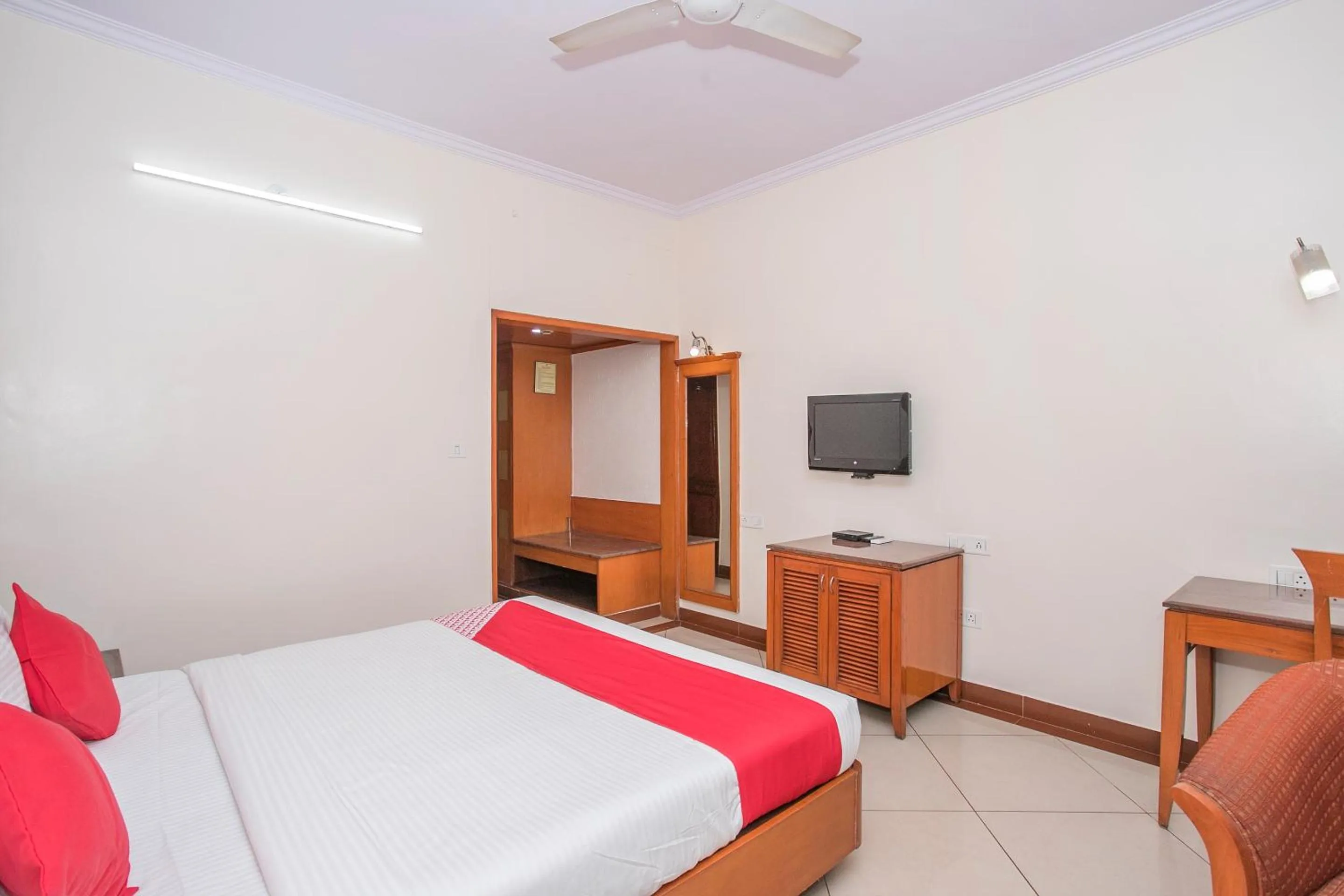 Bedroom, Bed in Hotel Chetan International