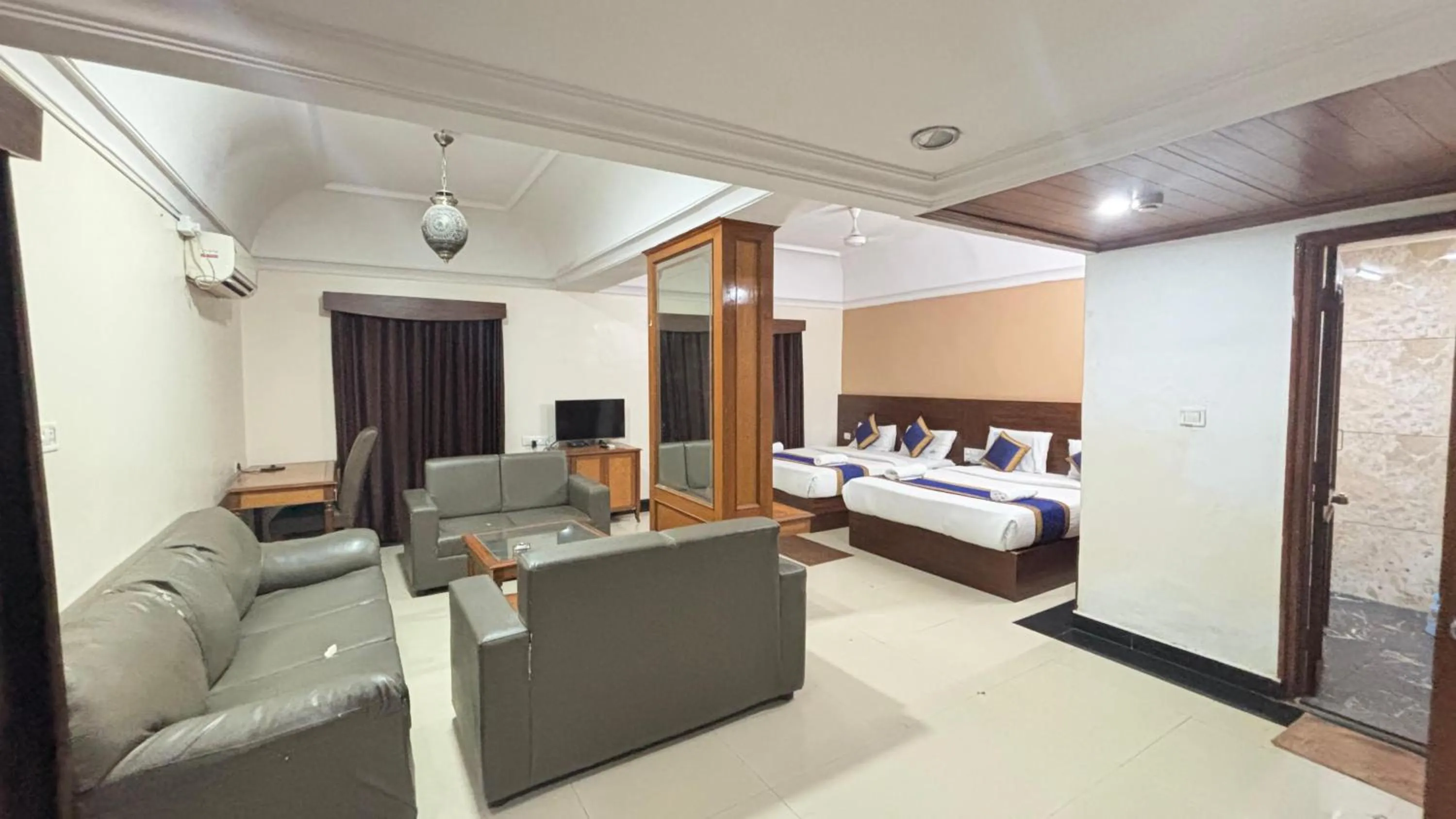 TV and multimedia, Bed in Hotel Chetan International