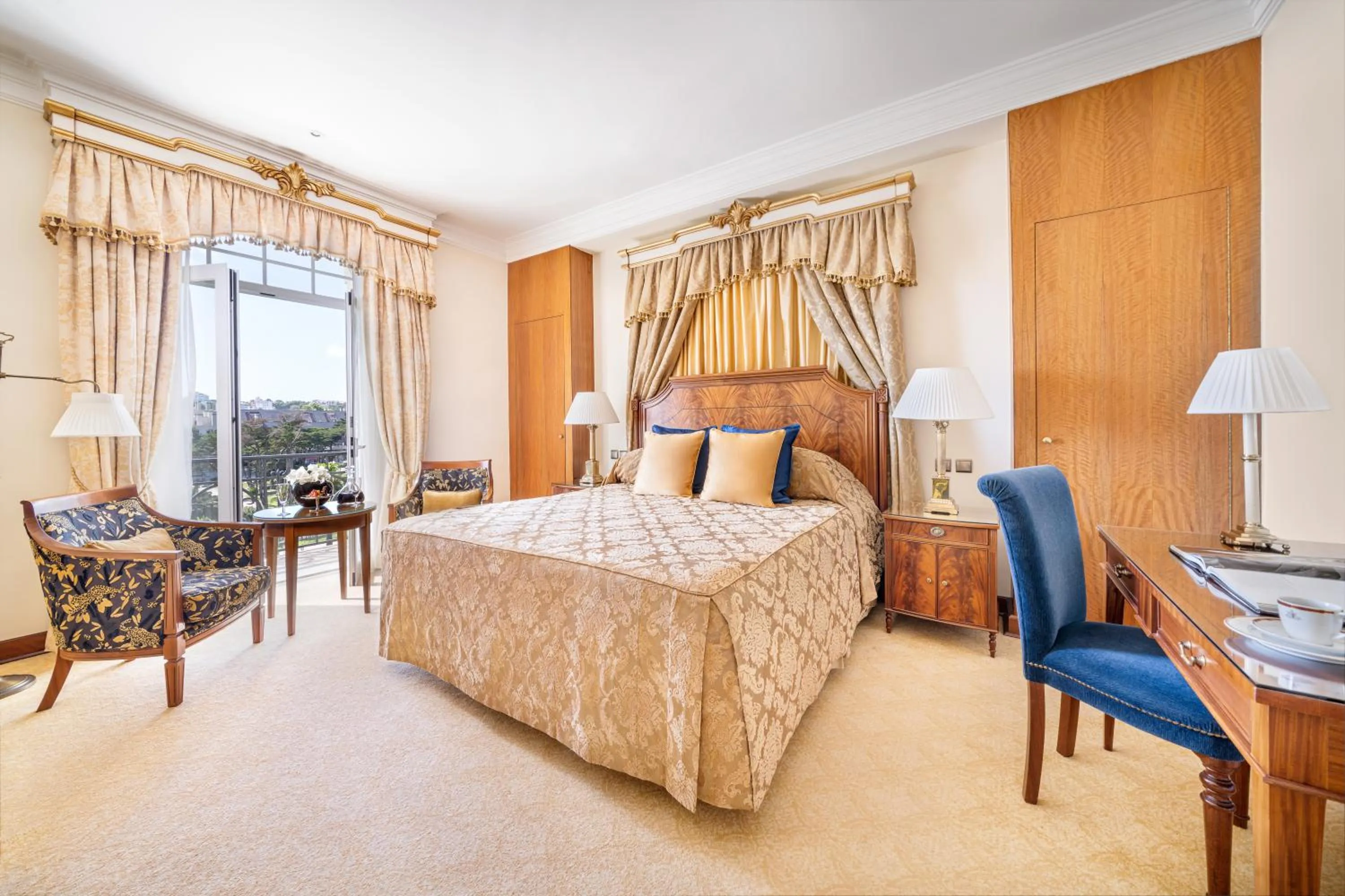 Bedroom, Bed in Palácio Estoril Hotel, Golf & Wellness