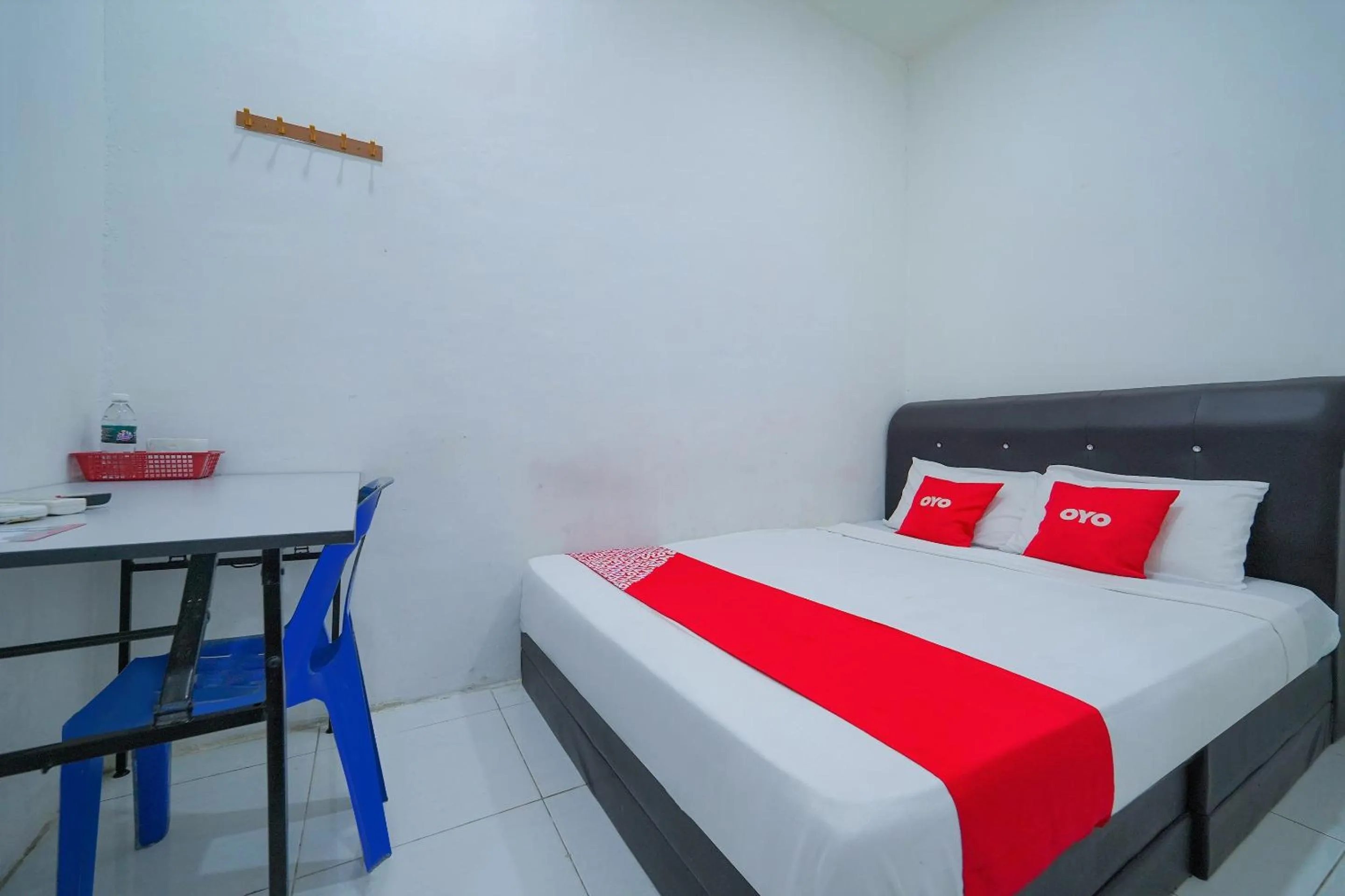 Bedroom, Bed in OYO 89820 Sp Berlian Inn